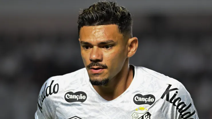 Tiquinho Soares ainda está vinculado ao Santos.