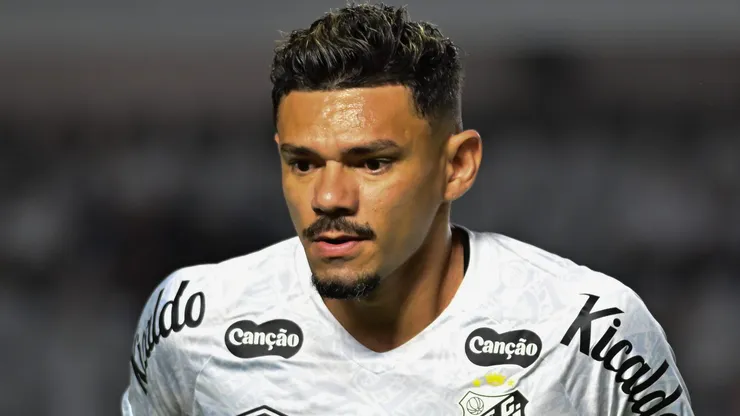 Tiquinho Soares ainda está vinculado ao Santos.