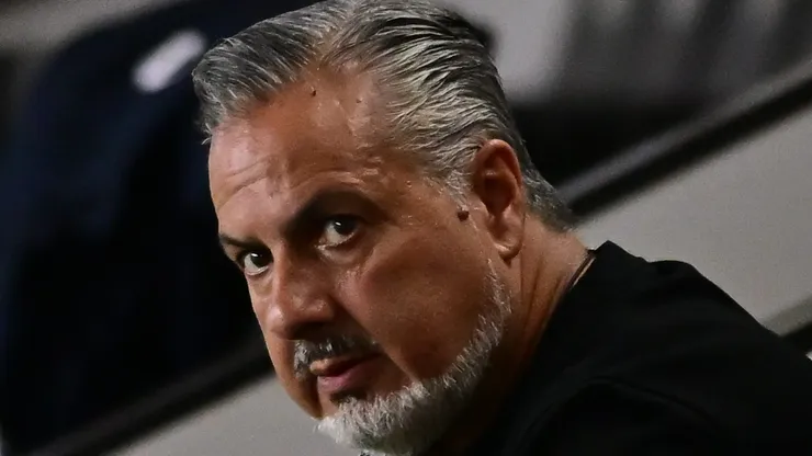 Jose Fernando Rodrigues Boto, diretor de futebol do Flamengo durante partida contra o Sao Paulo no estadio Vila Belmiro pelo campeonato Brasileiro A 2025. Foto: Jota Erre/AGIF