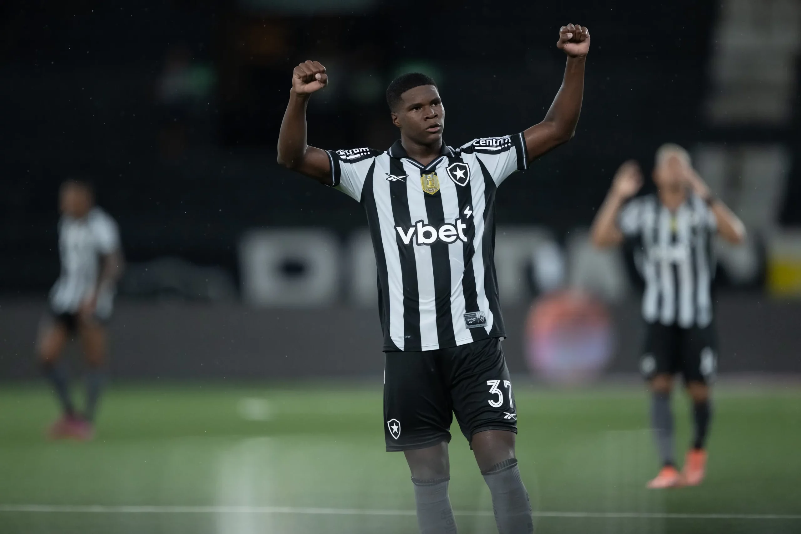 Kadir jogador do Botafogo comemora vitoria apos partida contra o Sport no estadio Engenhao pelo campeonato Brasileiro A 2025.  Foto: Jorge Rodrigues/AGIF
