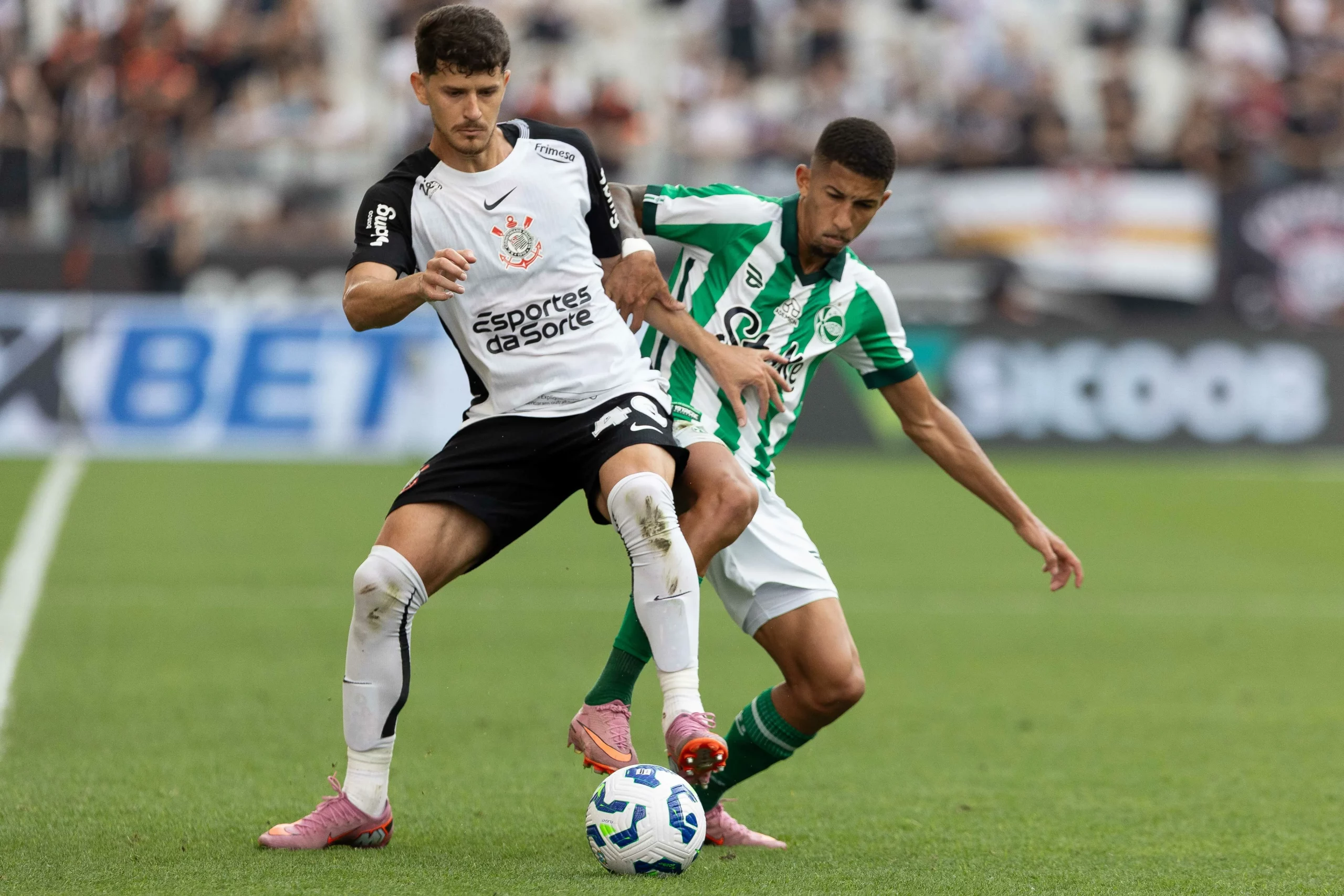 SP – SAO PAULO – 07/12/2025 – BRASILEIRO A 2025, CORINTHIANS X JUVENTUDE – Hugo jogador do Corinthians disputa lance com Igor Formiga jogador do Juventude durante partida no estadio Arena Corinthians pelo campeonato Brasileiro A 2025. Foto: Joisel Amaral/AGIF