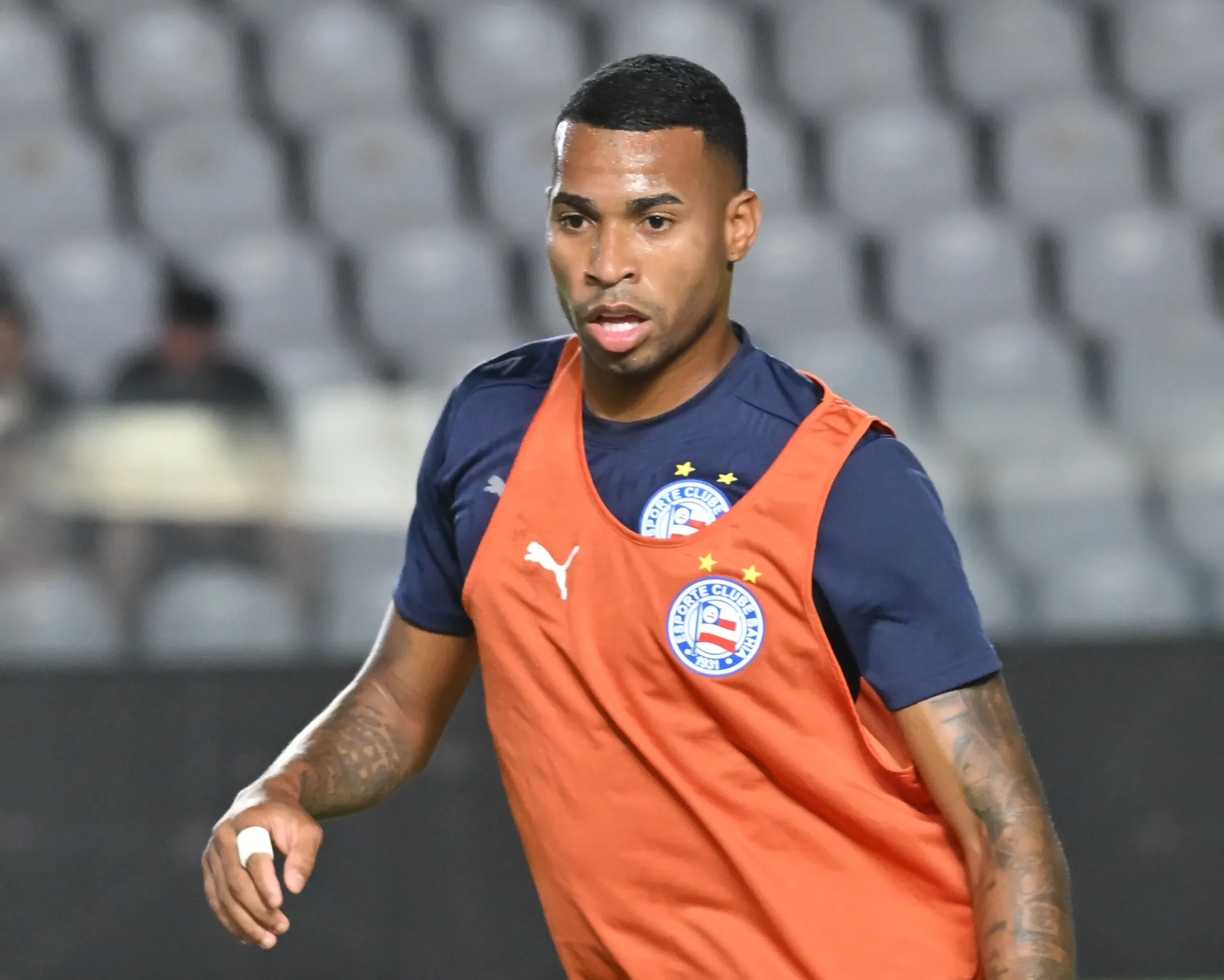 Jean Lucas jogador do Bahia durante aquecimento antes da partida contra o Corinthians no estadio Vila Belmiro pelo campeonato Brasileiro A 2026. Foto: Jota Erre/AGIF
