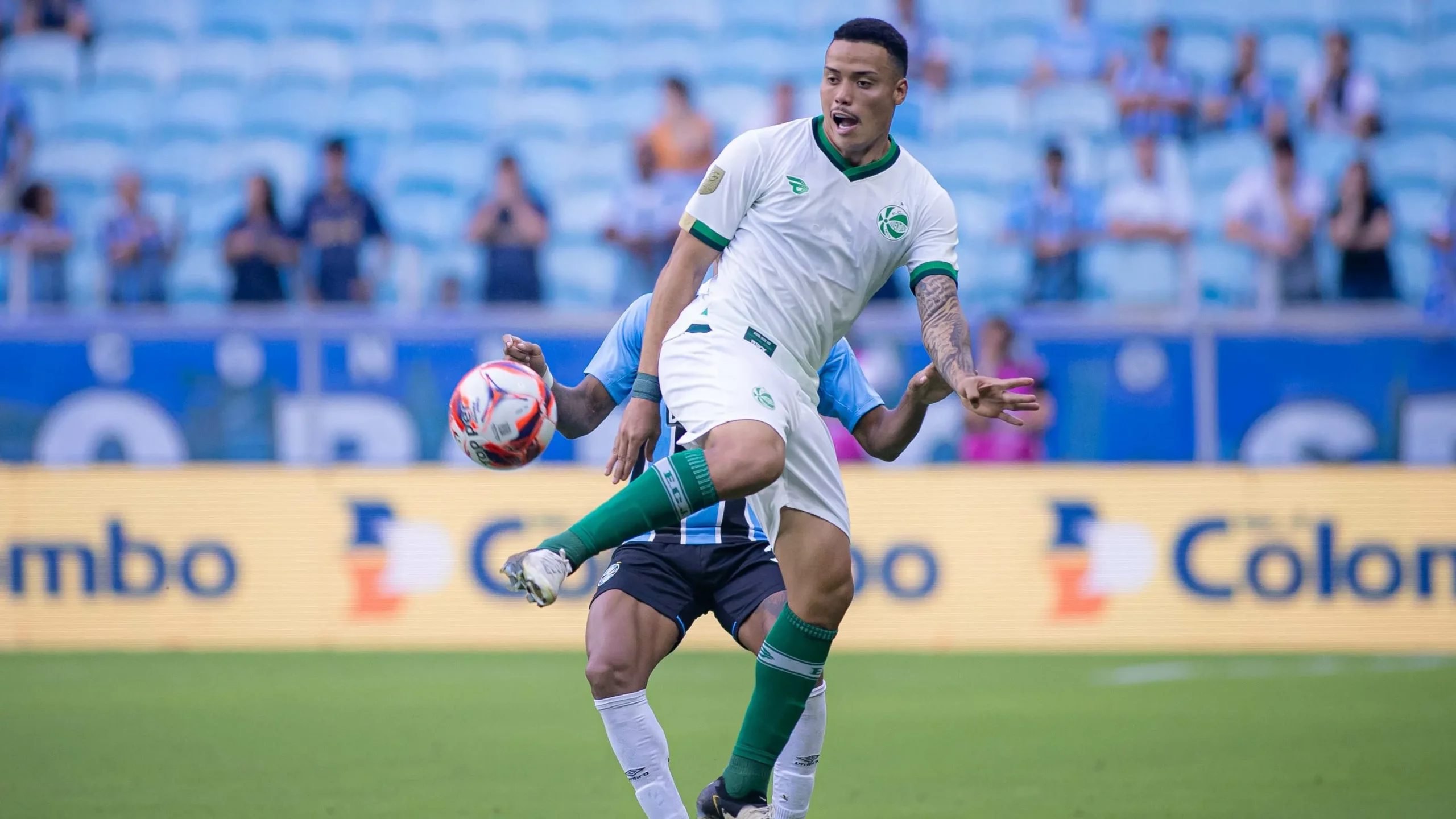 Mandaca durante partida contra o Grêmio pelo campeonato Gaúcho 2026. Foto: Maxi Franzoi/AGIF