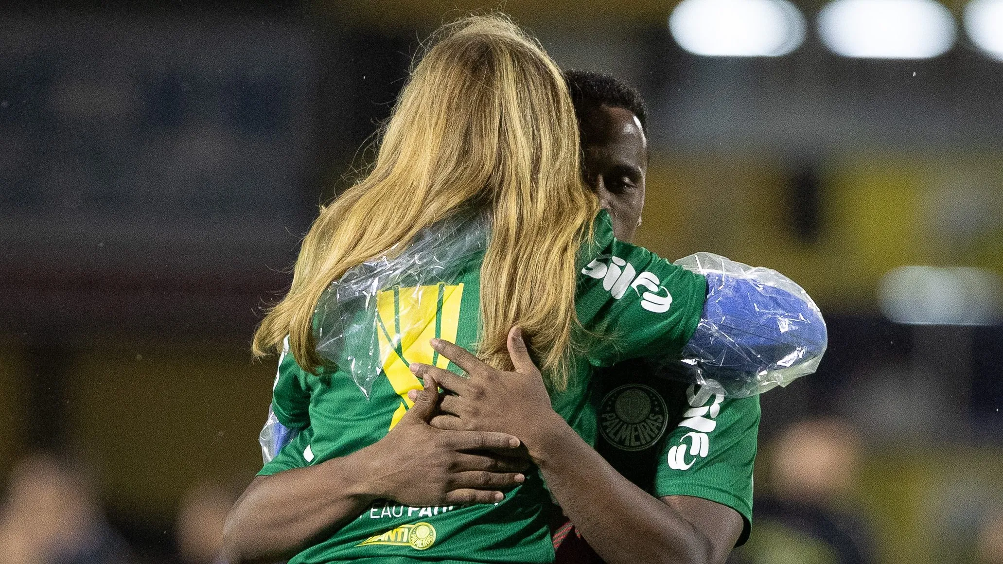 Leila abraça Arias, um dos Palestrinos na Copa –  Foto: Joisel Amaral/AGIF