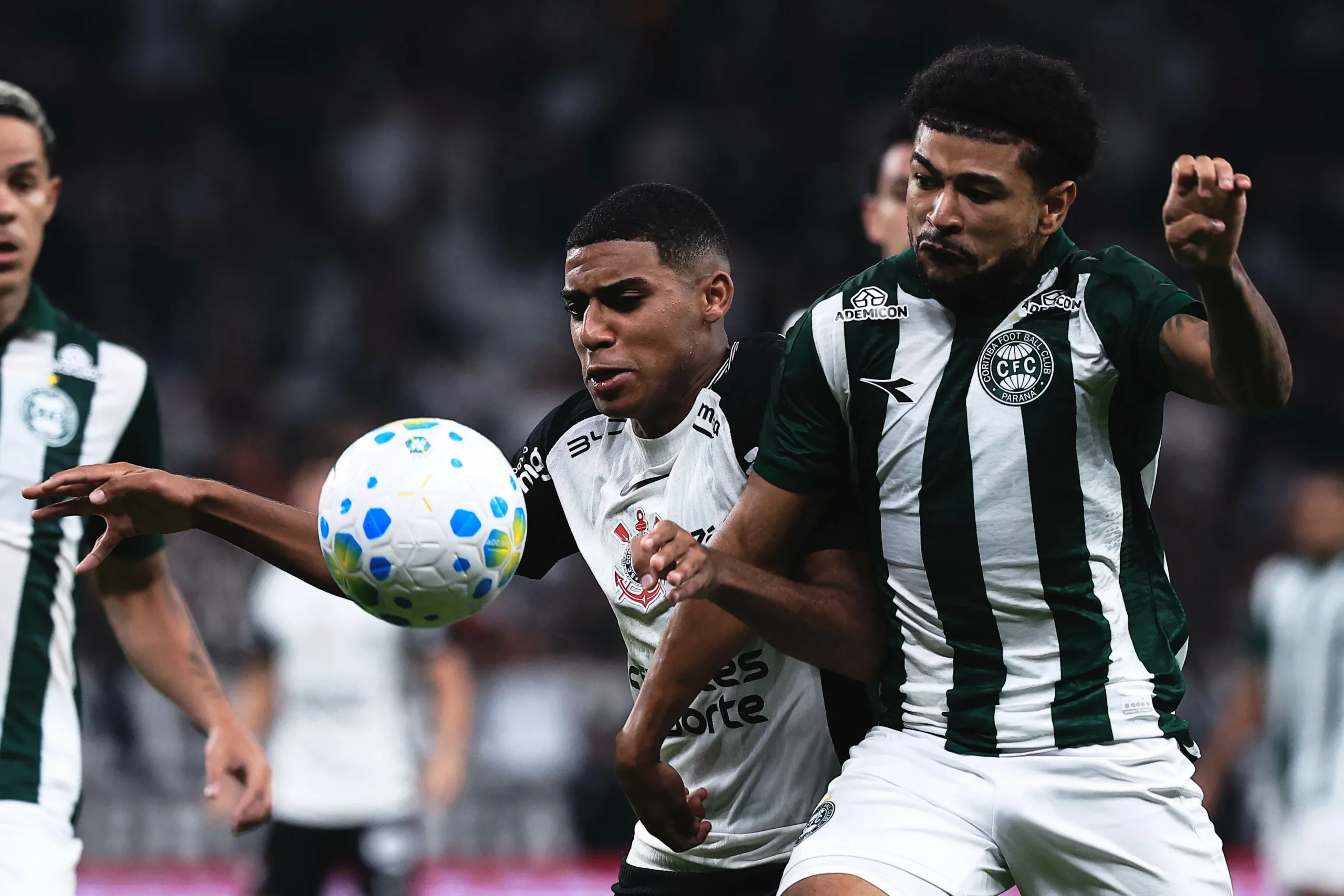 SP – SAO PAULO – 11/03/2026 – BRASILEIRO A 2026, CORINTHIANS X CORITIBA – Gui Negao jogador do Corinthians disputa lance com Lucas Ronier jogador do Coritiba durante partida no estadio Arena Corinthians pelo campeonato Brasileiro A 2026. Foto: Ettore Chiereguini/AGIF