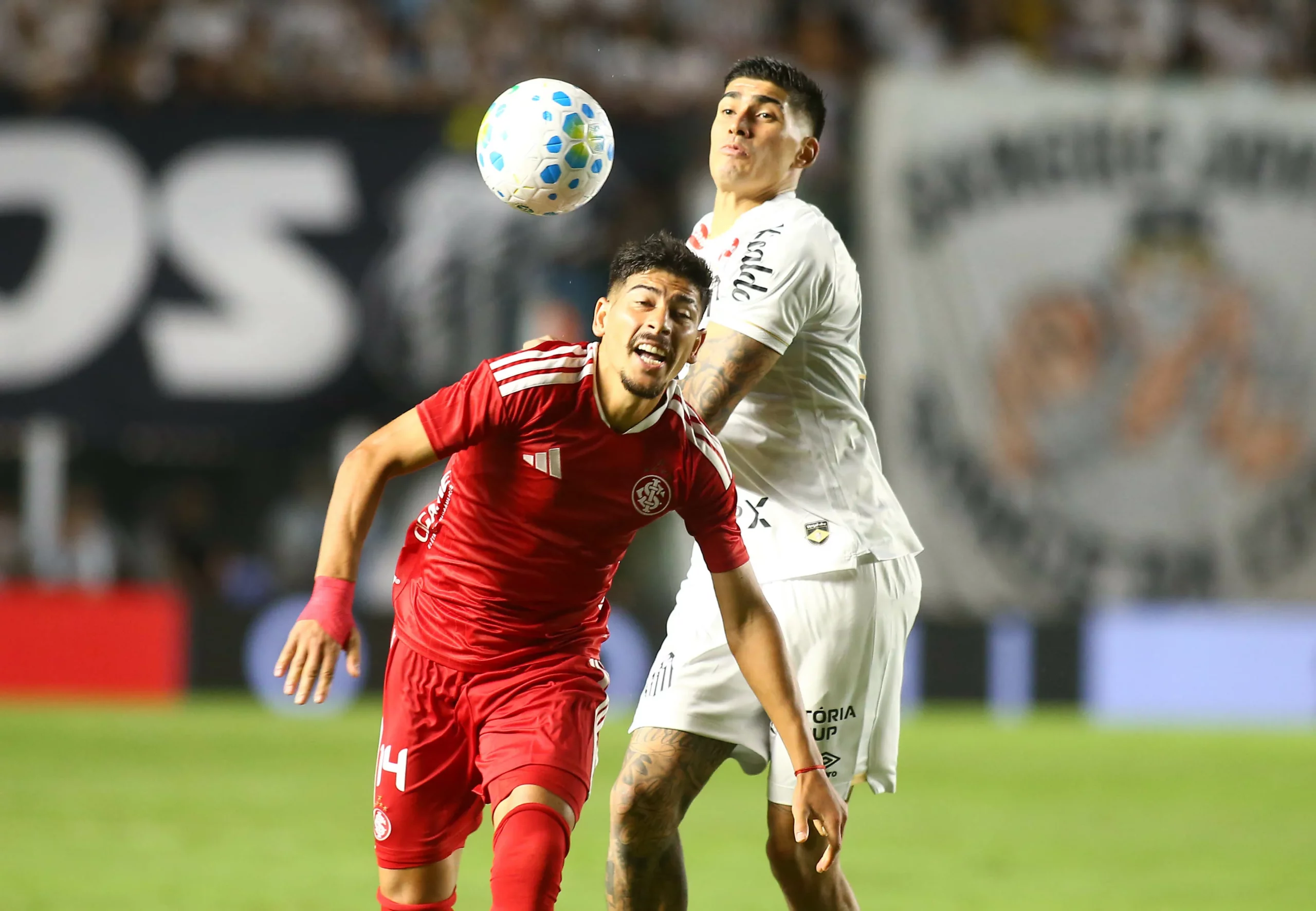 SP – SANTOS – 18/03/2026 – BRASILEIRO A 2026, SANTOS X INTERNACIONAL – Adonis Frias jogador do Santos disputa lance com Alan Rodriguez jogador do Internacional durante partida no estadio Vila Belmiro pelo campeonato Brasileiro A 2026. Foto: Mauricio De Souza/AGIF