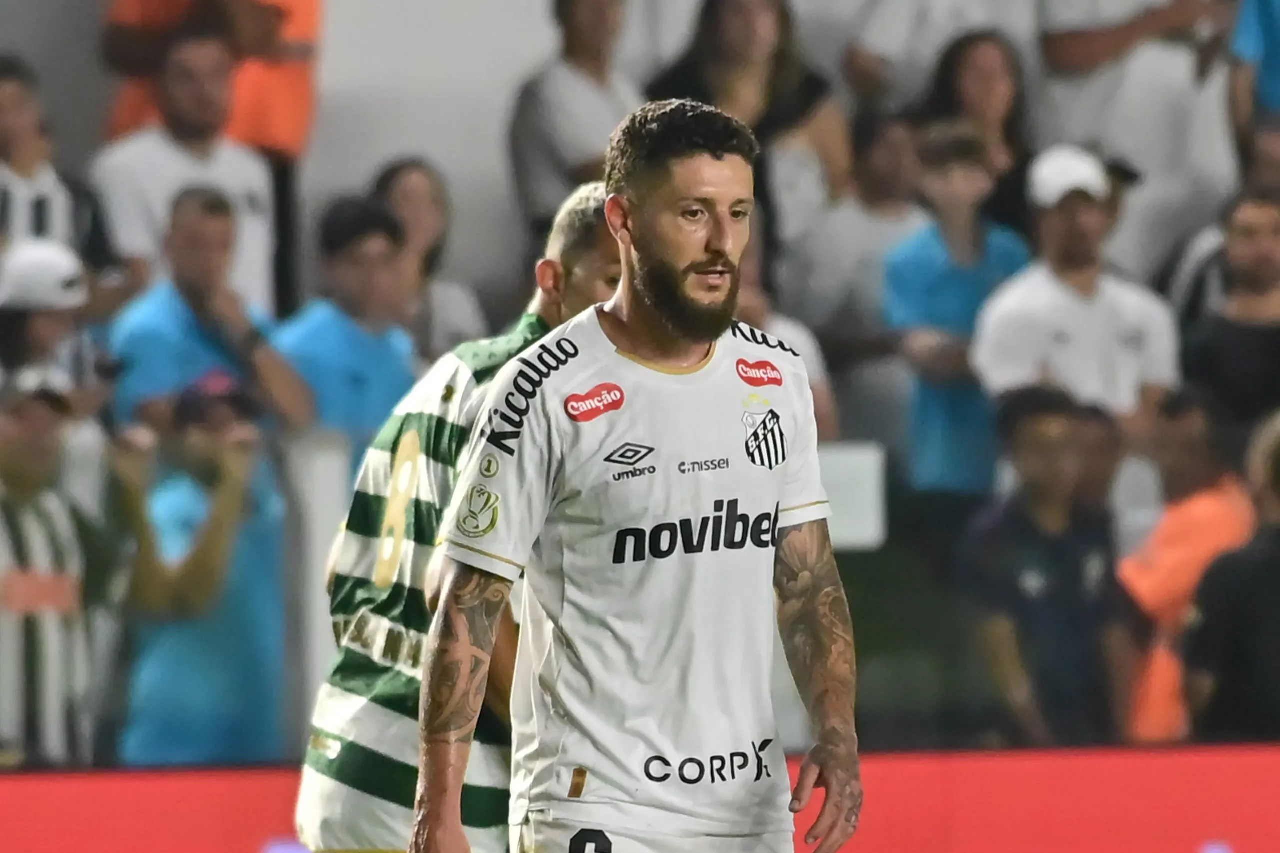 Volante de 33 anos perdeu espaço com Cuca e interessa a Dorival Jr no São Paulo – Foto: Jota Erre/AGIF