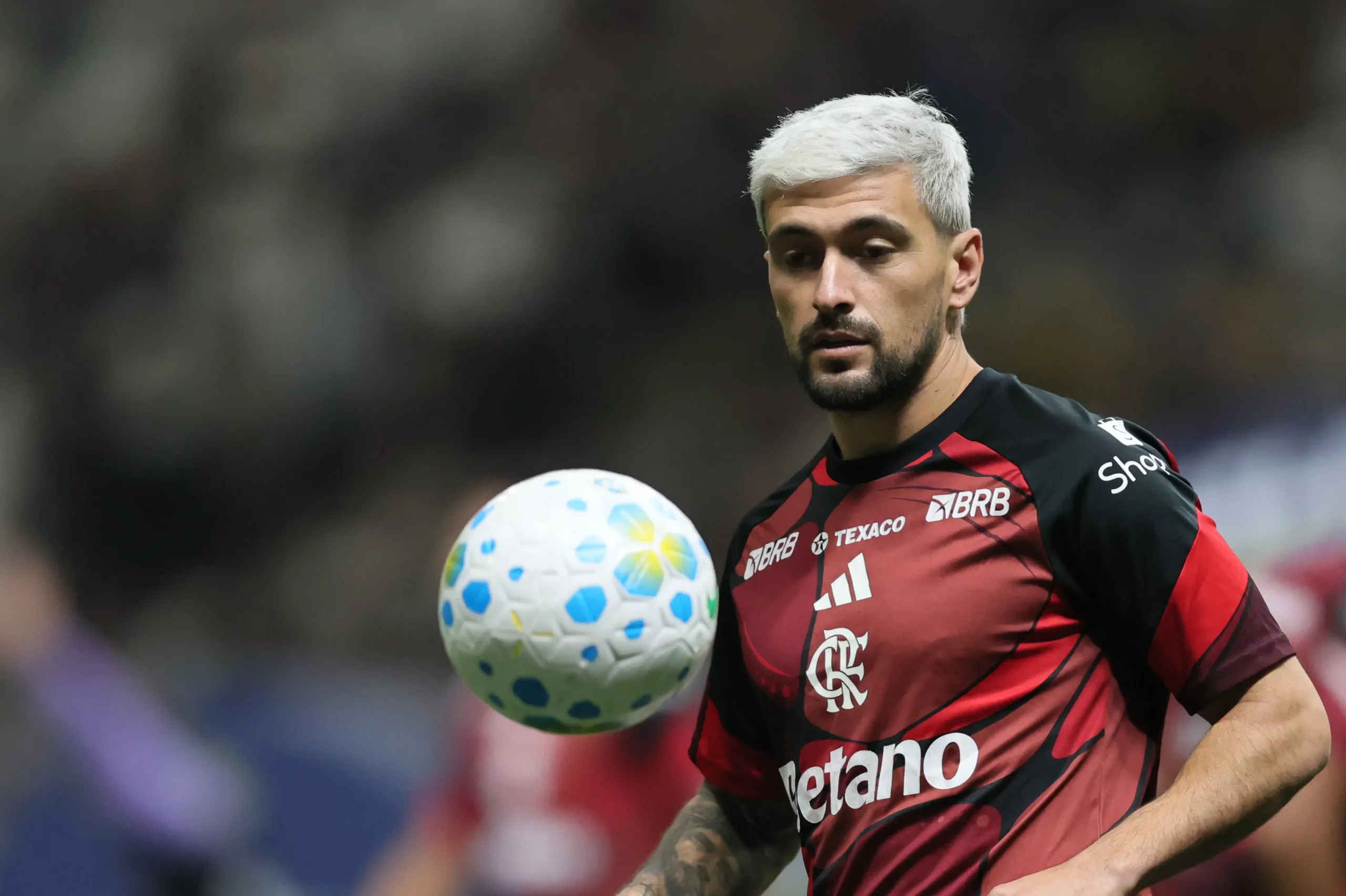 Arrascaeta jogador do Flamengo durante aquecimento antes da partida contra o Atletico-MG no estadio Arena MRV pelo campeonato Brasileiro A 2026. Foto: Gilson Lobo/AGIF