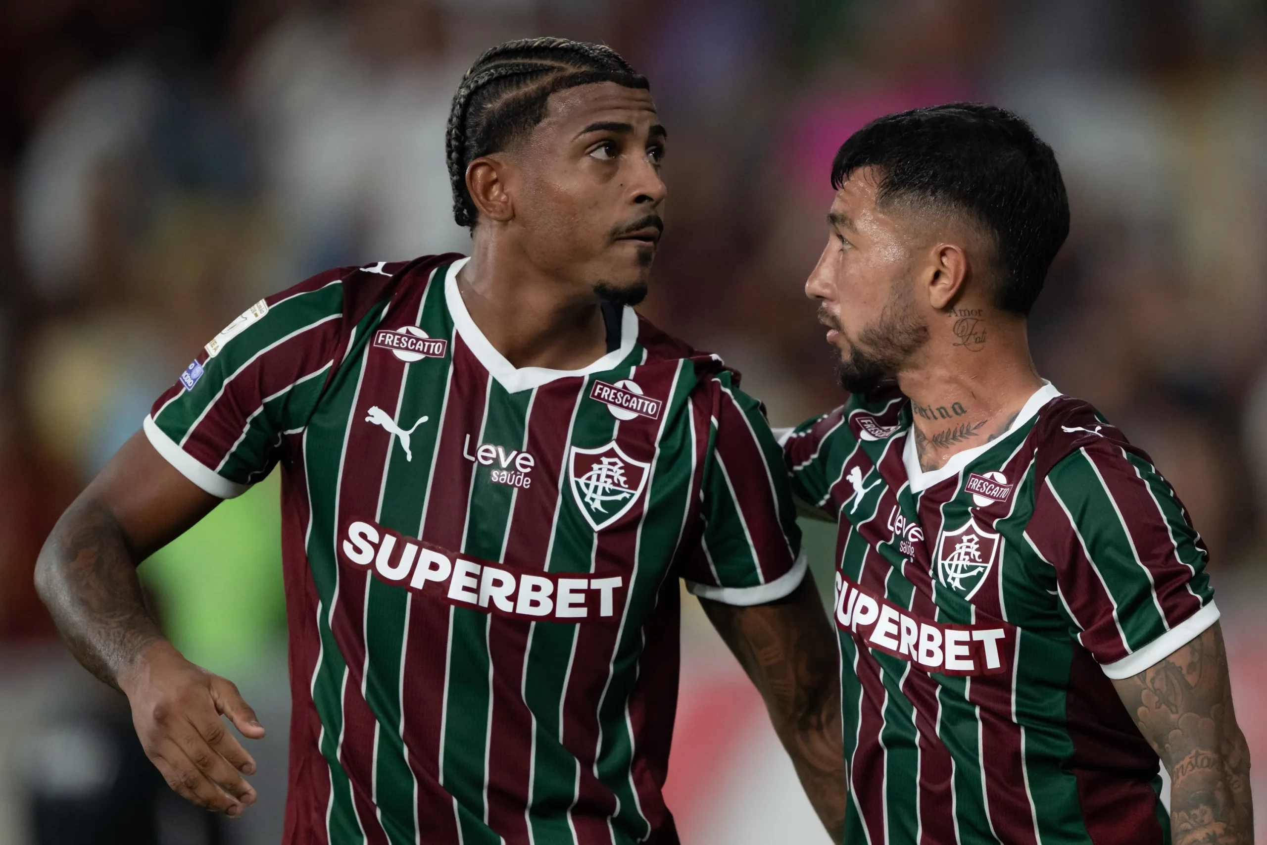 John Kennedy jogador do Fluminense comemora seu gol com Lucho Acosta jogador da sua equipe durante partida contra o Vitoria. Foto: Jorge Rodrigues/AGIF