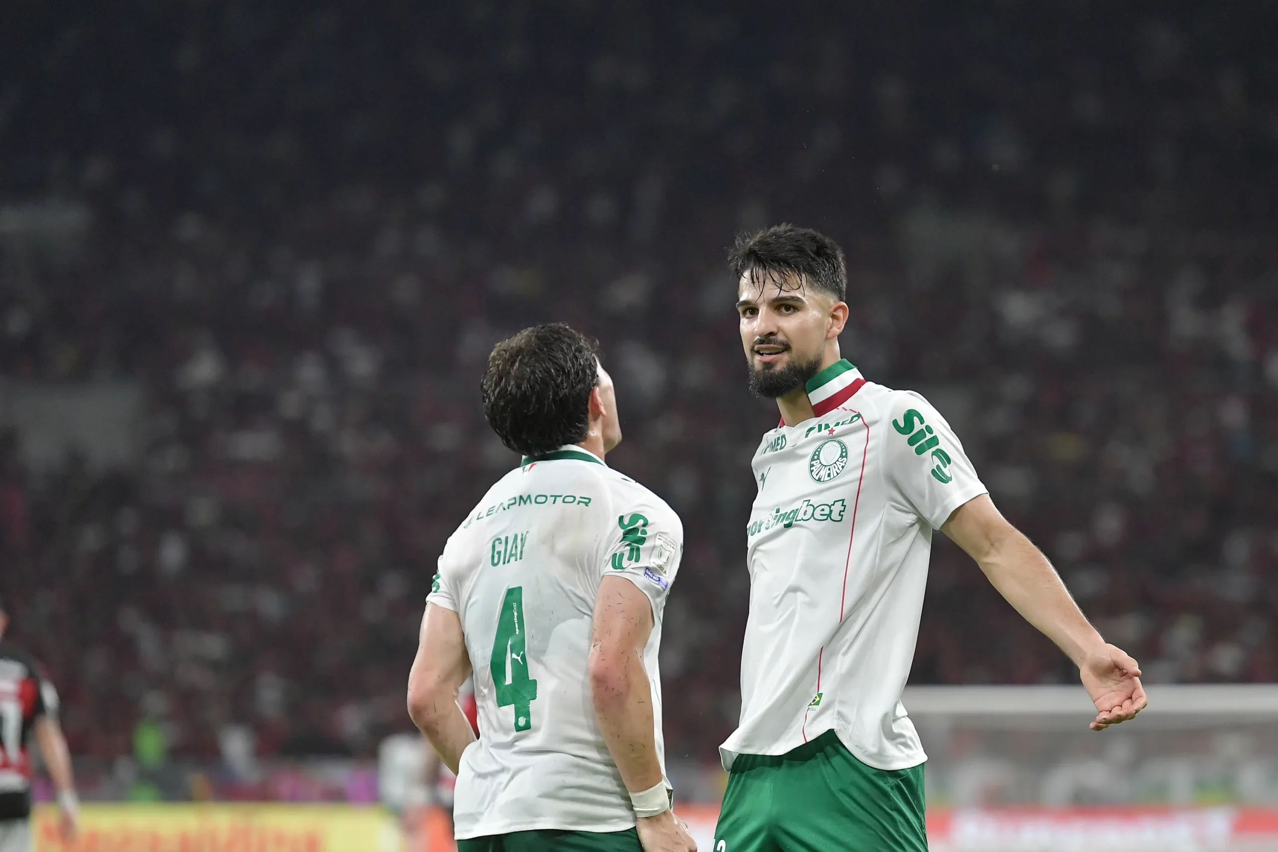 RJ – RIO DE JANEIRO – 23/05/2026 – BRASILEIRO A 2026, FLAMENGO X PALMEIRAS – Flaco Lopez jogador do Palmeiras comemora seu gol com Giay jogador da sua equipe durante partida contra o Flamengo no estadio Maracana pelo campeonato Brasileiro A 2026. Foto: Thiago Ribeiro/AGIF