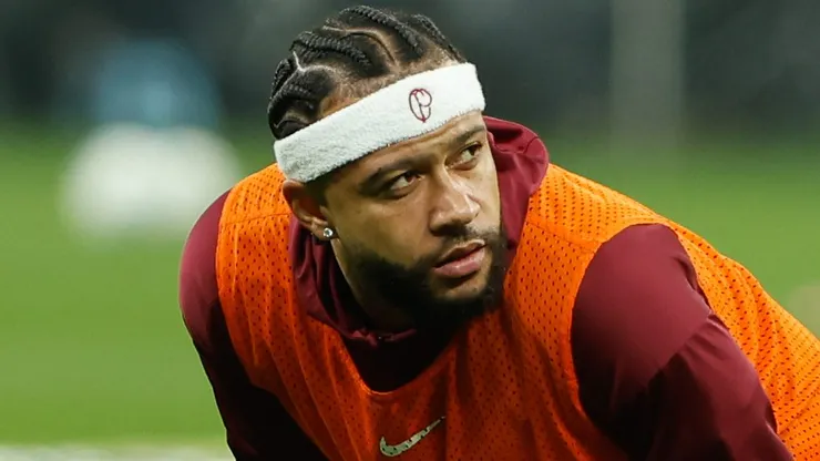 Memphis Depay ainda não assinou a renovação com o Corinthians.