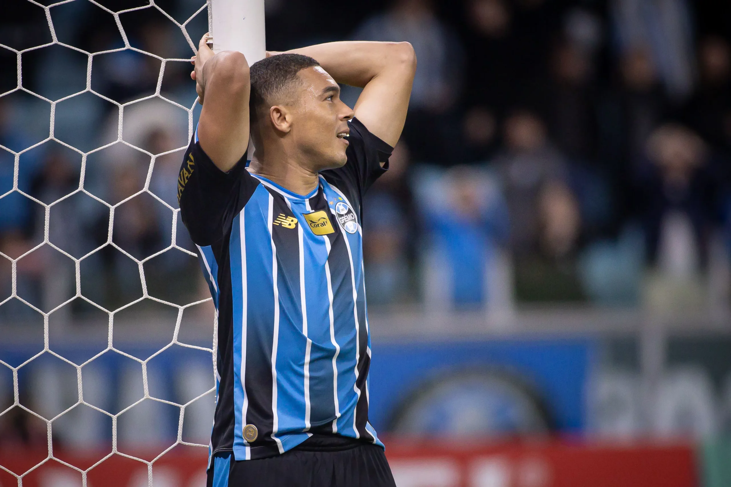 RS – PORTO ALEGRE – 26/05/2026 – COPA SUL-AMERICANA 2026, GREMIO X MONTEVIDEO CITY TORQUE – Carlos Vinicius jogador do Gremio lamenta durante partida contra o [EQUIPE 2] no estadio Arena do Gremio pelo campeonato Copa Sul-Americana 2026. Foto: Maxi Franzoi/AGIF