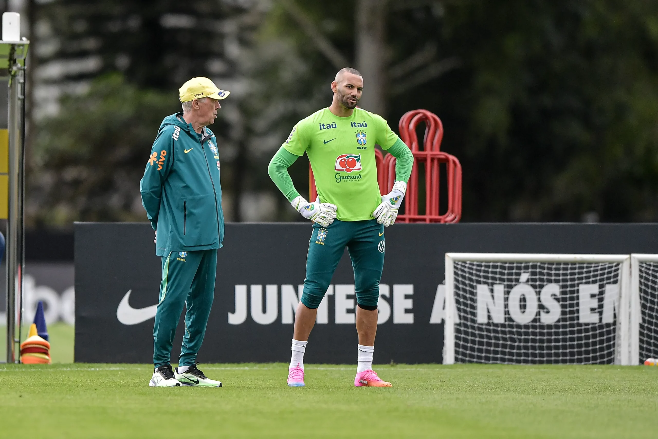 Weverton ao lado de Carlo Ancelotti. Foto: Thiago Ribeiro/AGIF