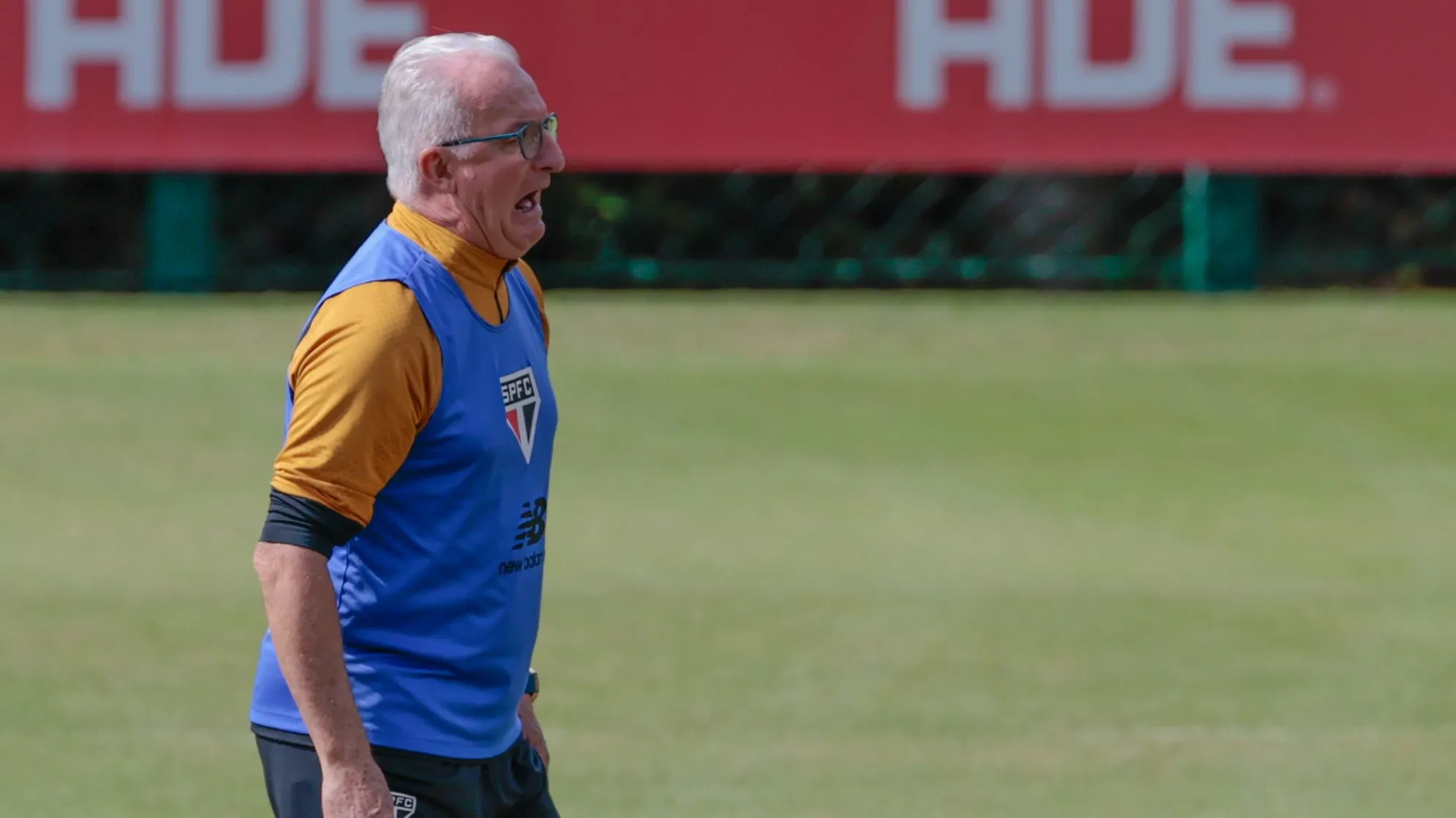 Dorival em ação no CT da Barra Funda –  Foto: Marcello Zambrana/AGIF