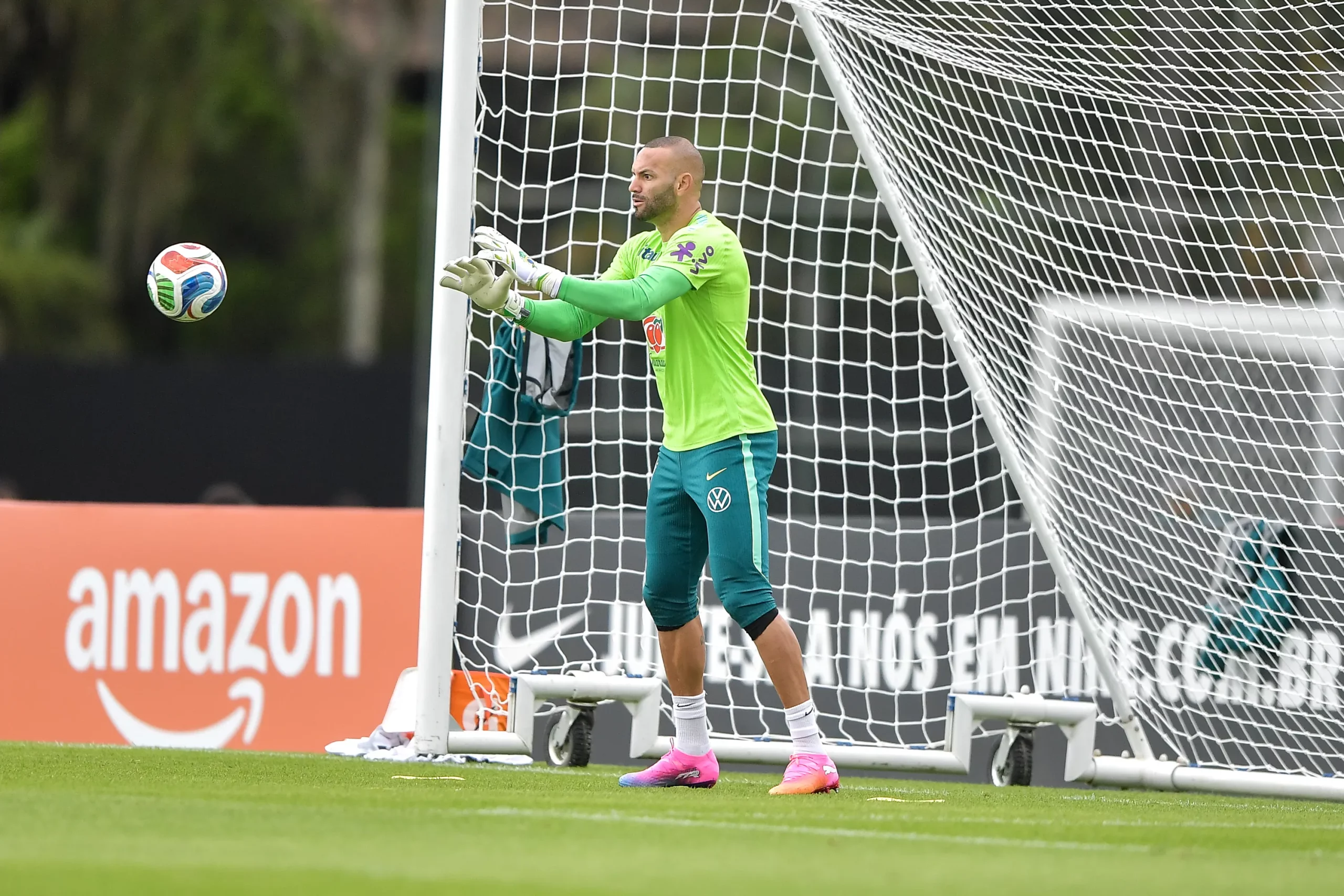 Weverton durante treino na Granja. Foto: Thiago Ribeiro/AGIF