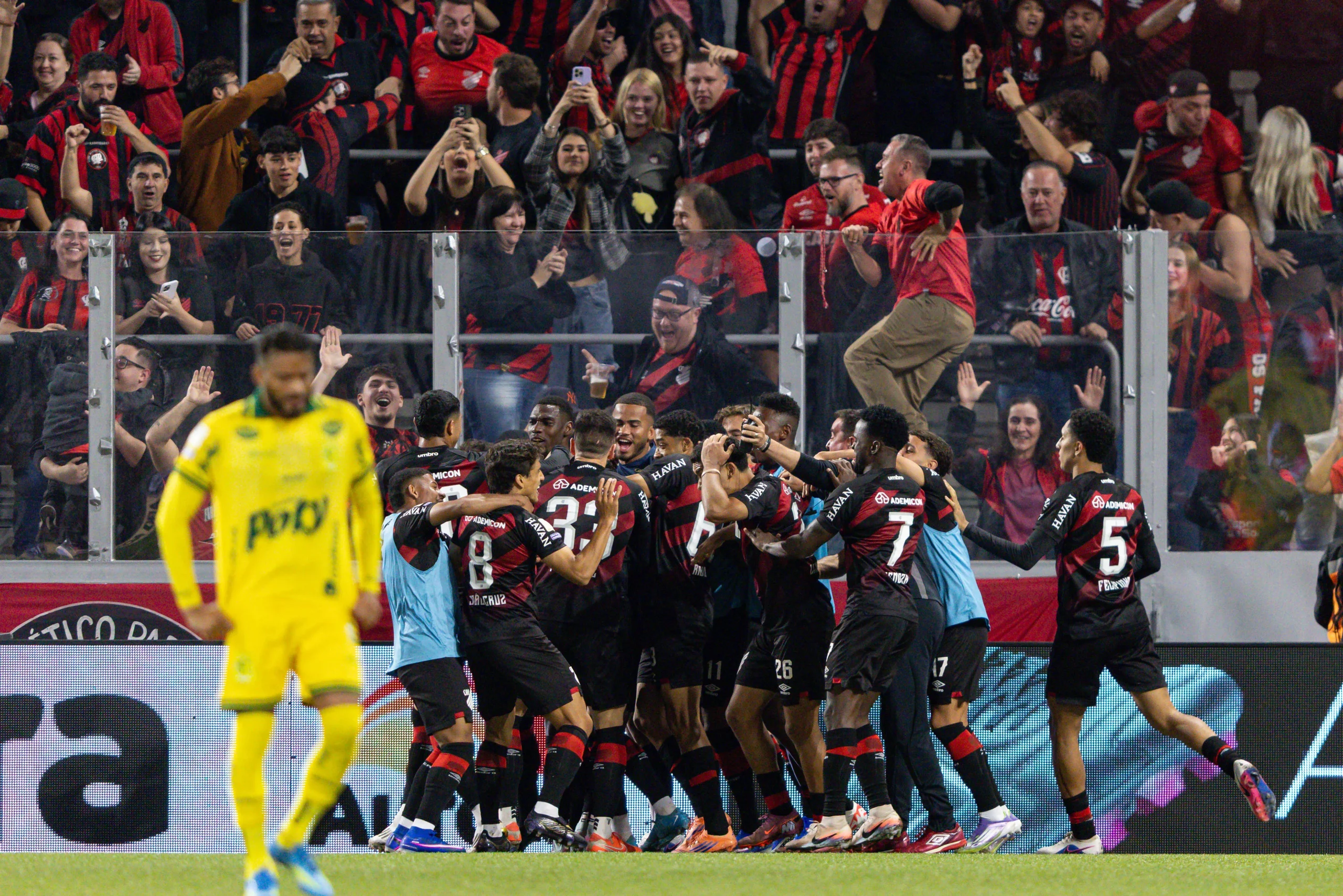 Viveros jogador do Athletico-PR comemora seu gol com jogadores do seu time durante partida contra o Mirassol no estadio Arena da Baixada pelo campeonato Brasileiro A 2026. Foto: Rodolfo Buhrer/AGIF