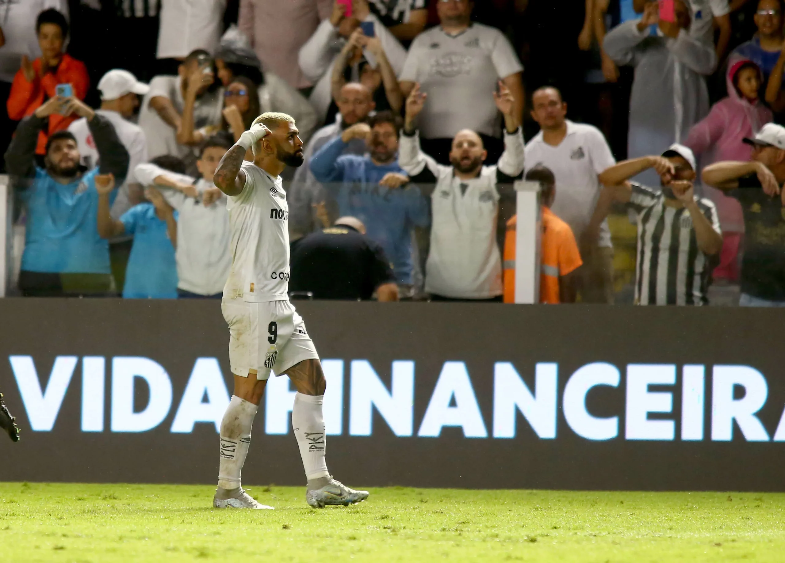 SP – SANTOS – 30/05/2026 – BRASILEIRO A 2026, SANTOS X VITORIA – Gabigol jogador do Santos comemora seu gol durante partida contra o Vitoria no estadio Vila Belmiro pelo campeonato Brasileiro A 2026. Foto: Mauricio De Souza/AGIF