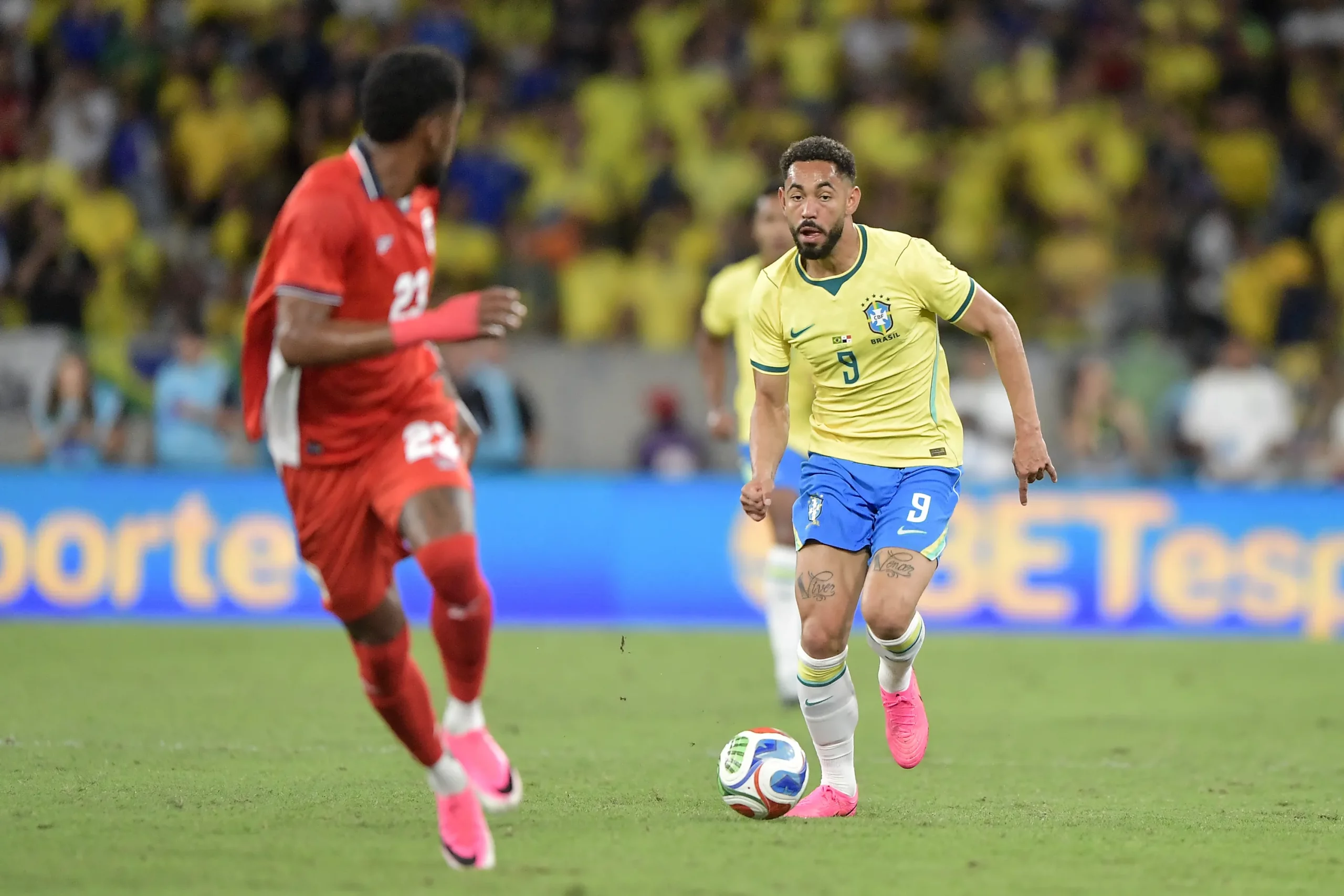 Camisa 9 da Seleção Brasileira, Matheus Cunha é favorito para compor trio da frente com Vini Jr e Raphinha – Foto: Thiago Ribeiro/AGIF