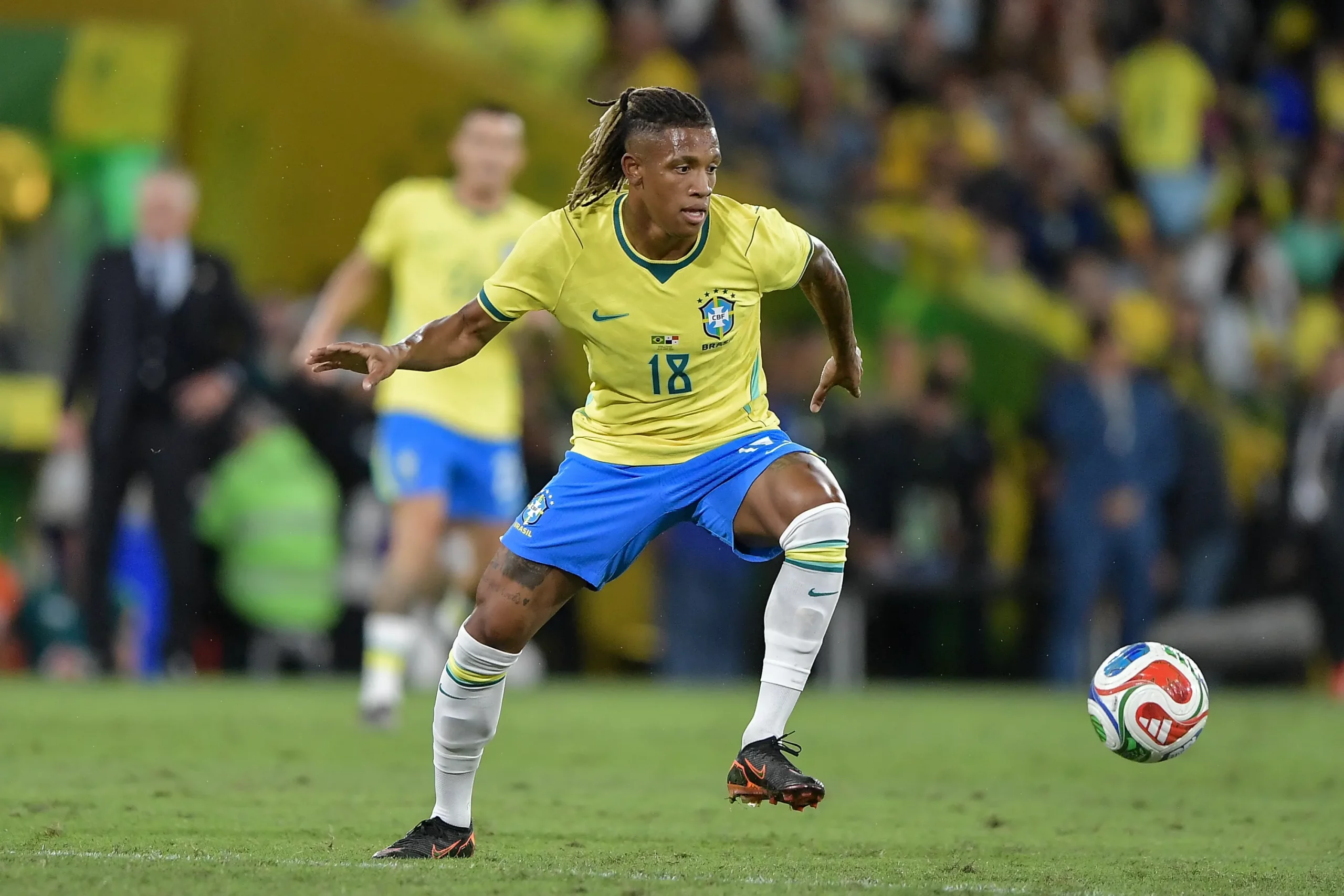 Danilo chama atenção novamente no Brasil. Foto: Thiago Ribeiro/AGIF