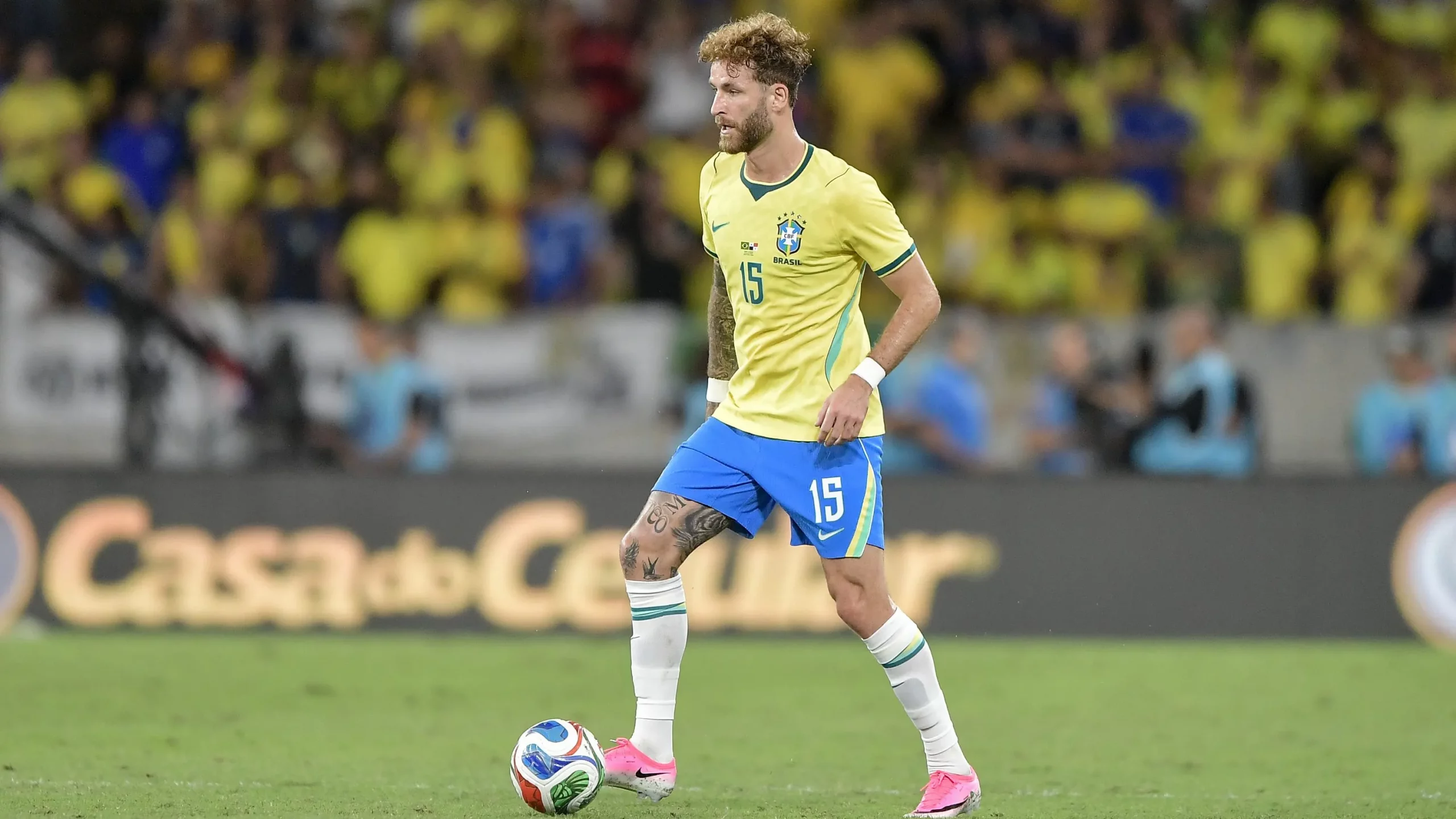 Léo Pereria em ação durante amistoso contra o Panamá –  Foto: Thiago Ribeiro/AGIF