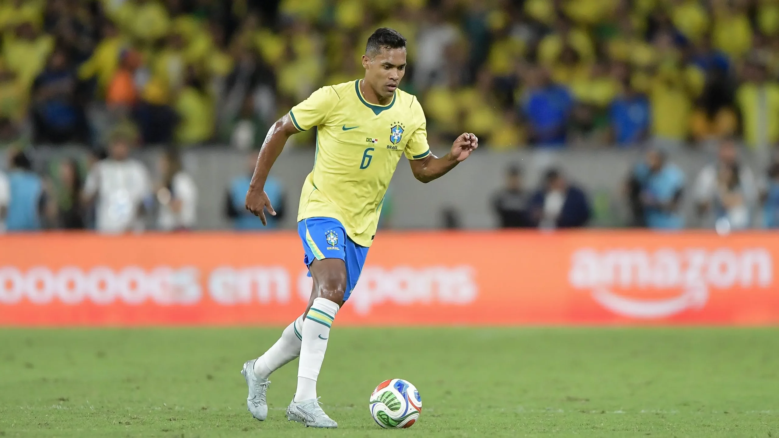 Alex Sandro briga por uma vaga - Foto: Thiago Ribeiro/AGIF.