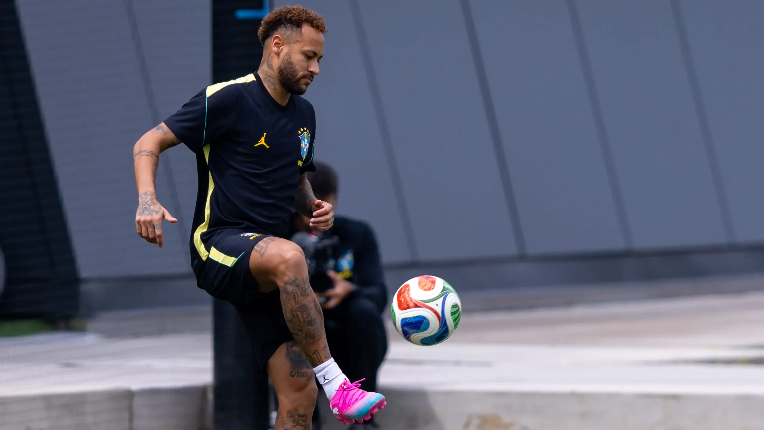 Neymar participou do treino, mas ainda não vai jogar - Foto: Rodolfo Buhrer/AGIF.
