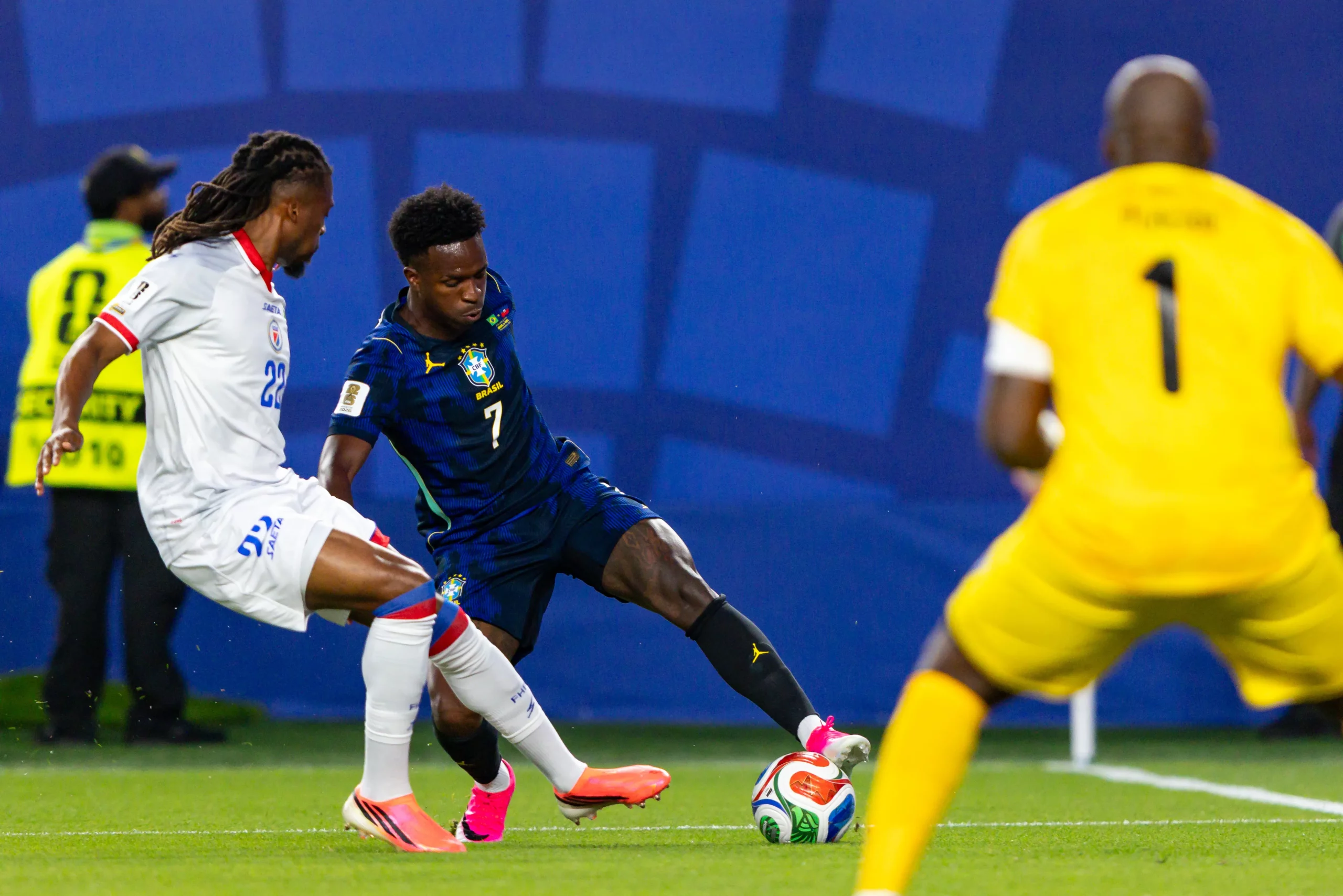 ESTADOS UNIDOS – FILADELFIA – 19/06/2026 – COPA DO MUNDO 2026, BRASIL X HAITI – Vinicius Junior jogador do Brasil disputa lance com Jean-Kevin Duverne jogador do Haiti durante partida no estadio Filadelfia pelo campeonato Copa Do Mundo 2026. Foto: Rodolfo Buhrer/AGIF
