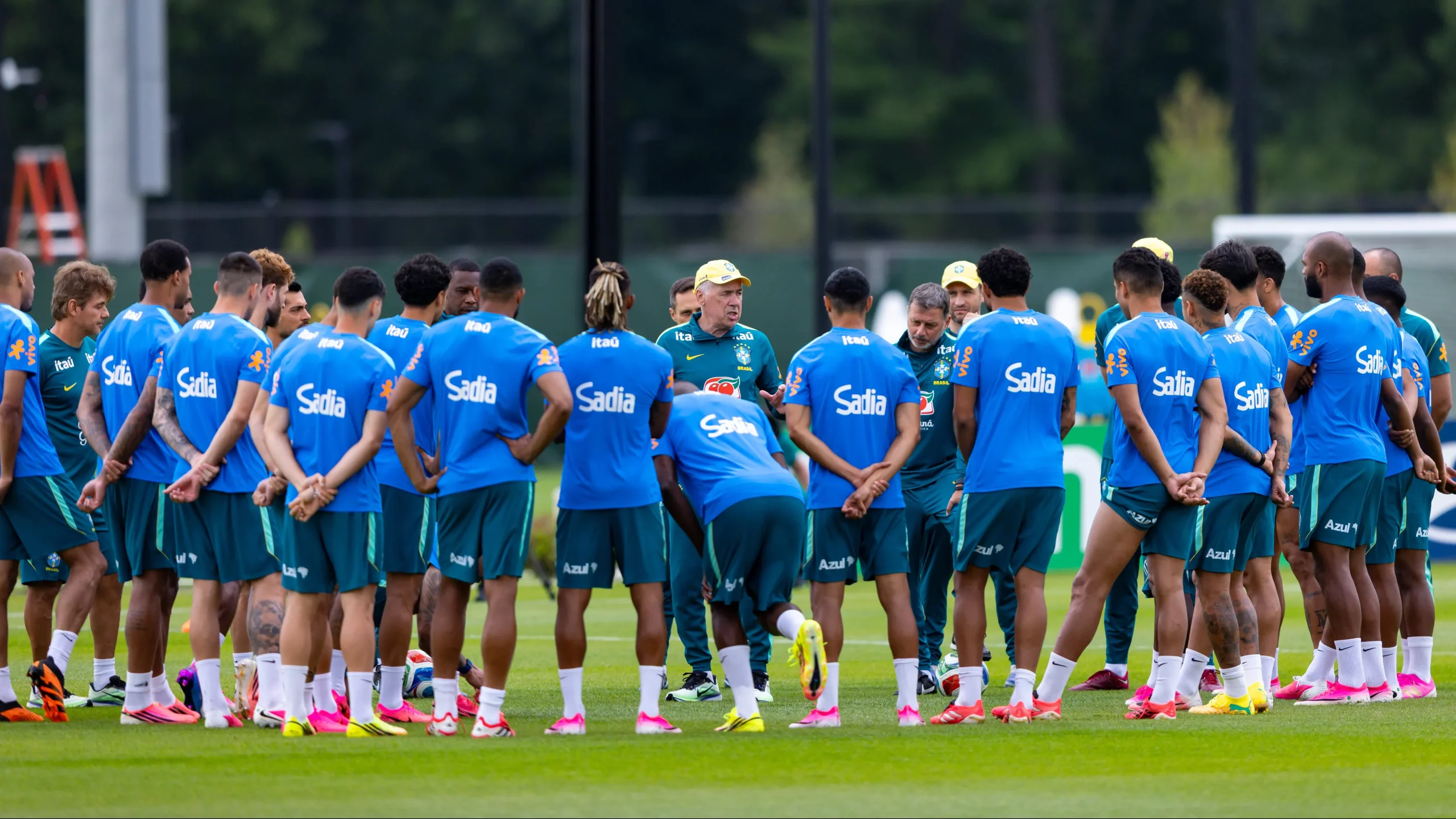 –  Carlo Ancelotti durante treino no Centro de Treinamento CT Columbia Park, nesta segunda-feira (22). Foto: Rodolfo Buhrer/AGIF