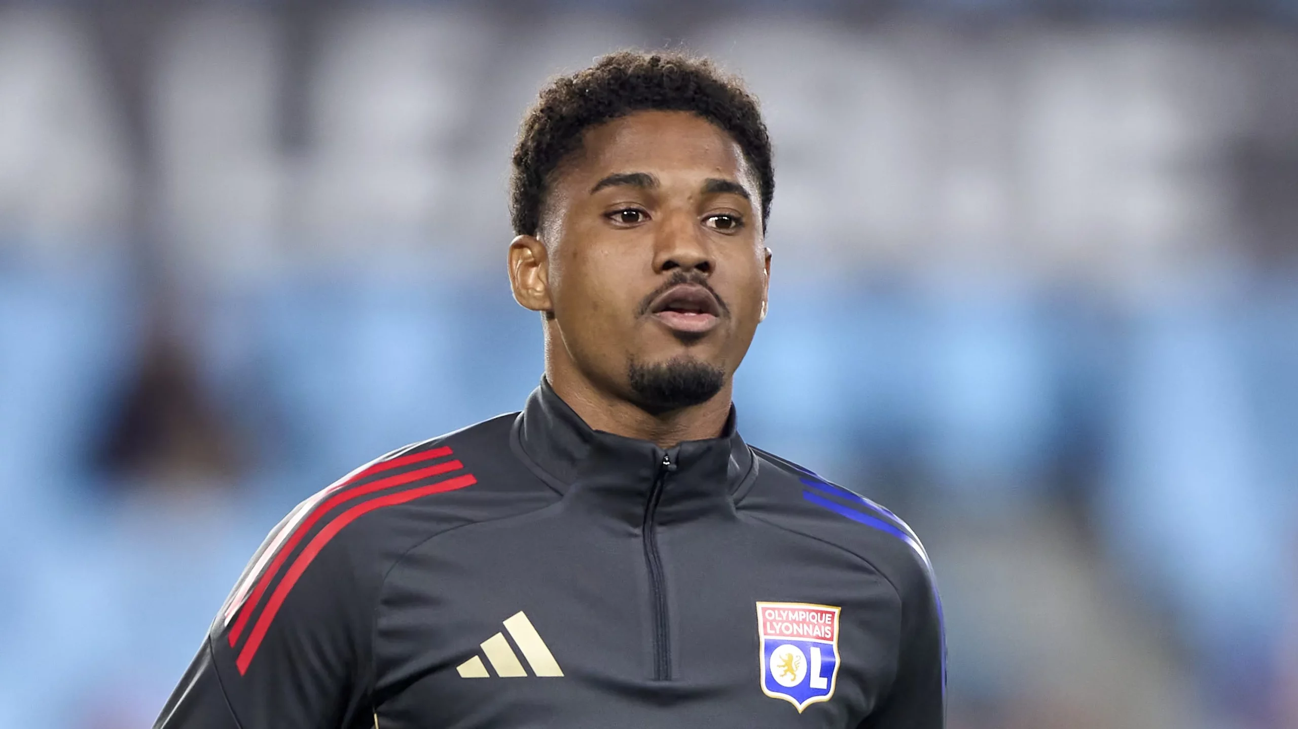 Foto: Jose Manuel Alvarez Rey/Getty Images – Abner durante aquecimento em jogo do Lyon.