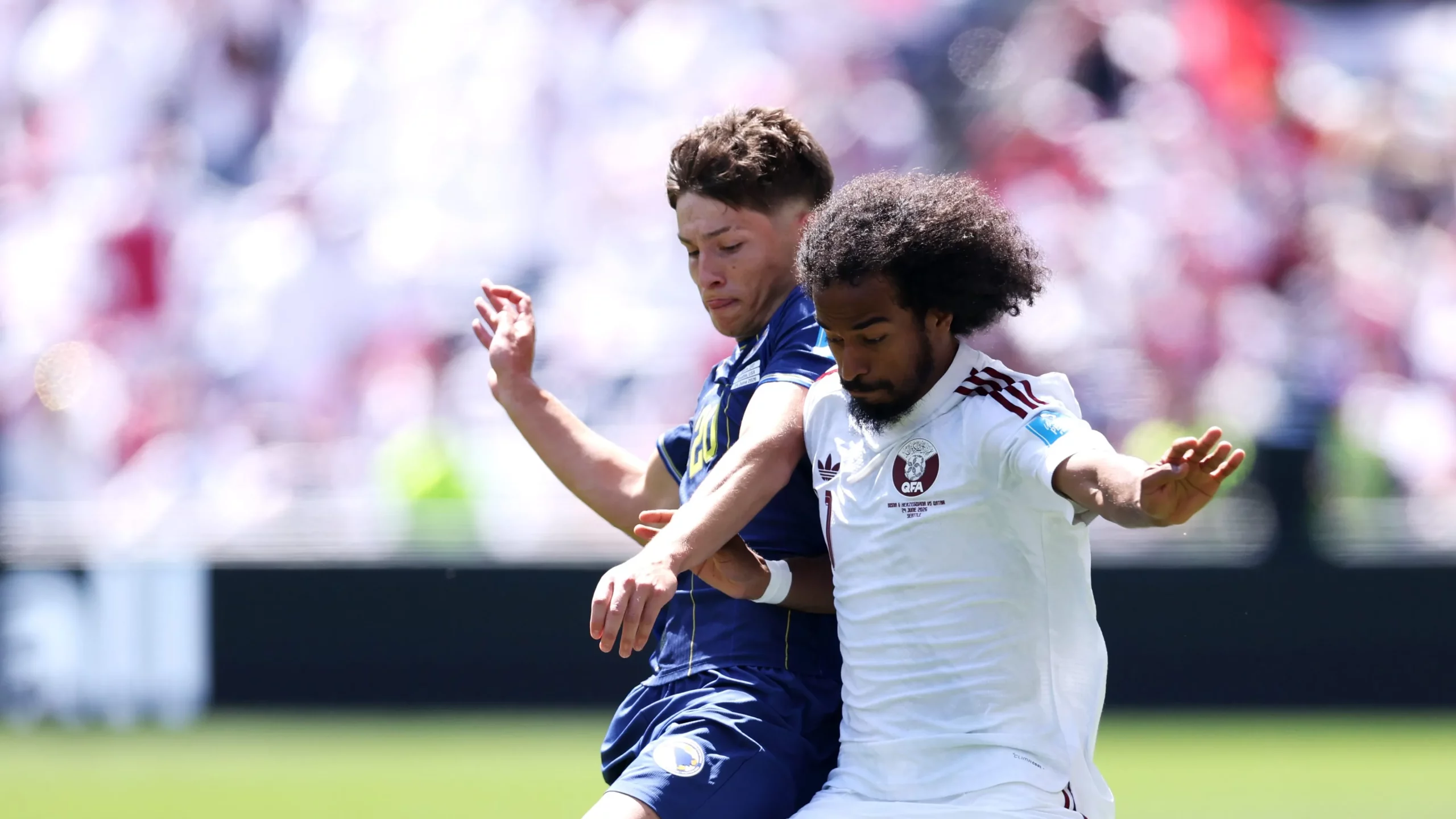 Foto: Richard Heathcote/Getty Images – Akram Afif durante jogo entre Bósnia x Catar