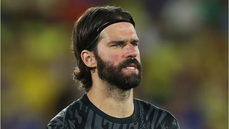 Alisson durante hino nacional em jogo do Brasil.