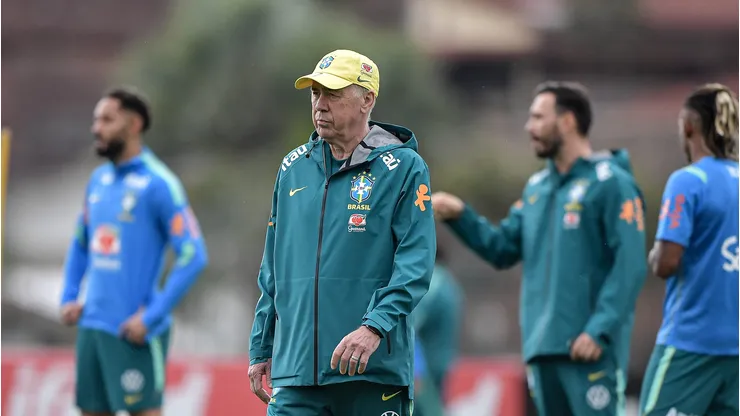 Ancelotti durante o treino da Seleção Brasileira. Foto: Thiago Ribeiro/AGIF