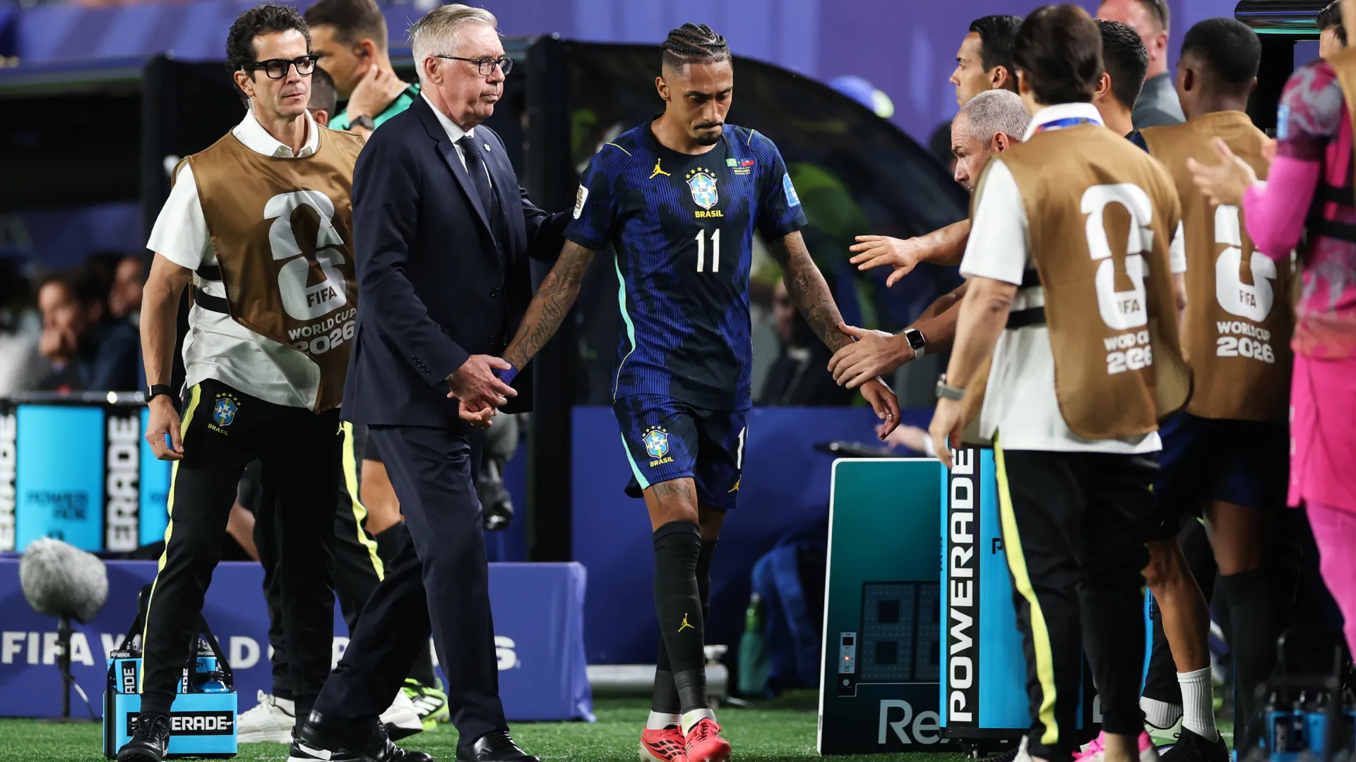 Ancelotti e Raphinha durante a partida entre Brasil e Haiti – Foto: Dan Mullan/Getty Images