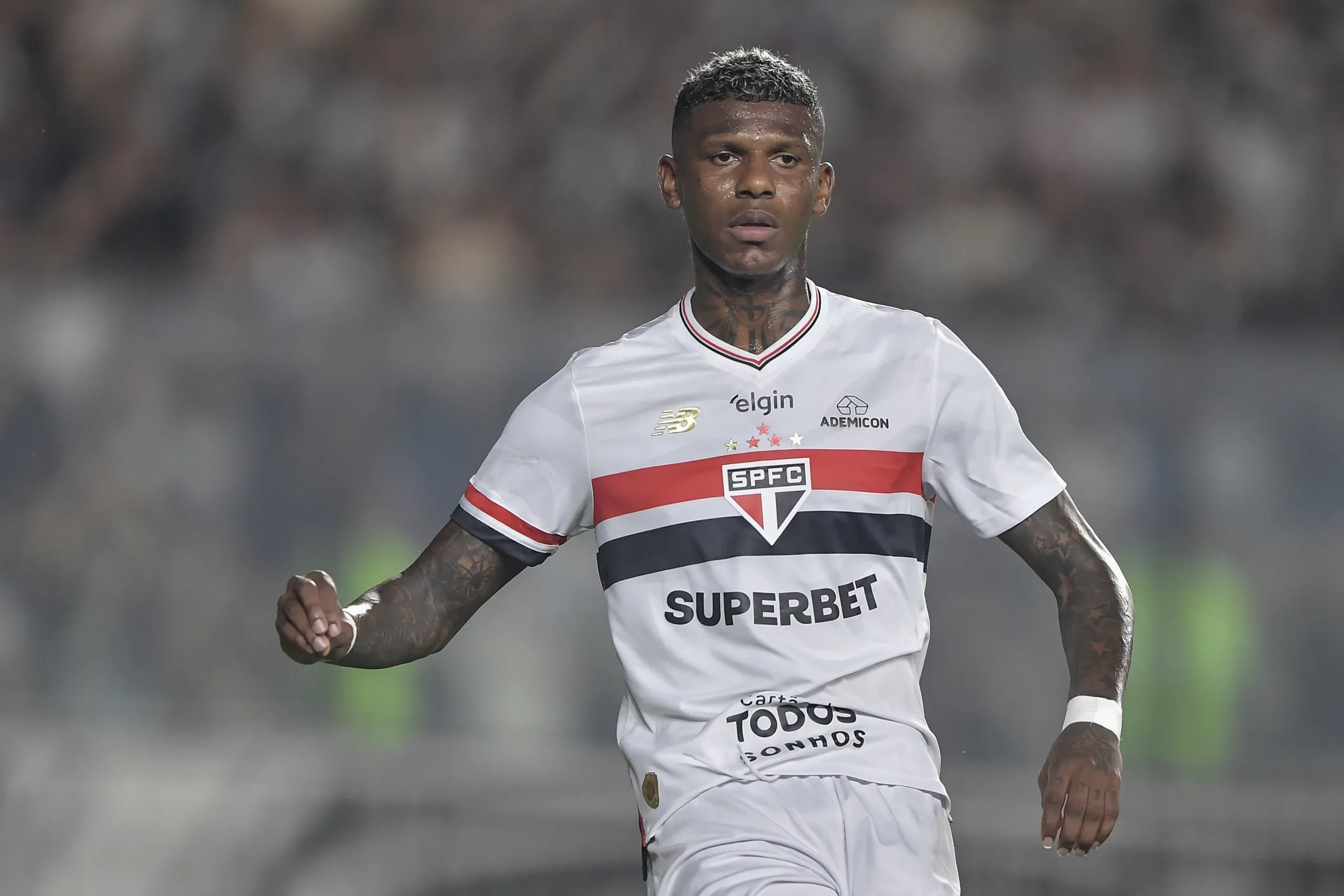 Arboleda jogador do Sao Paulo durante partida contra o Vasco no estadio Sao Januario pelo campeonato Brasileiro A 2025. Foto: Thiago Ribeiro/AGIF