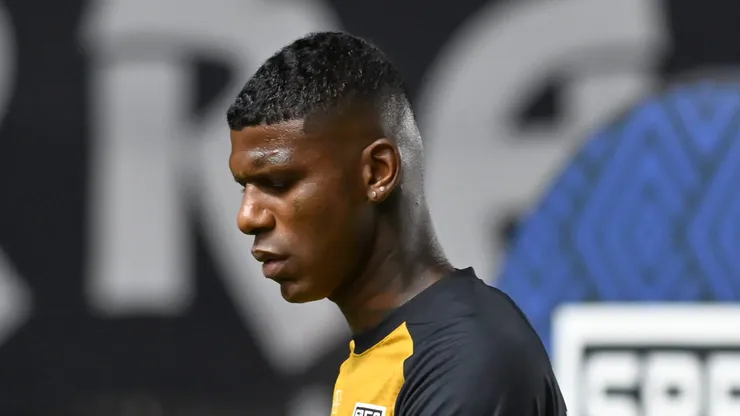 Arboleda jogador do Sao Paulo durante aquecimento antes da partida contra o Santos no estadio Vila Belmiro pelo campeonato Brasileiro A 2026.