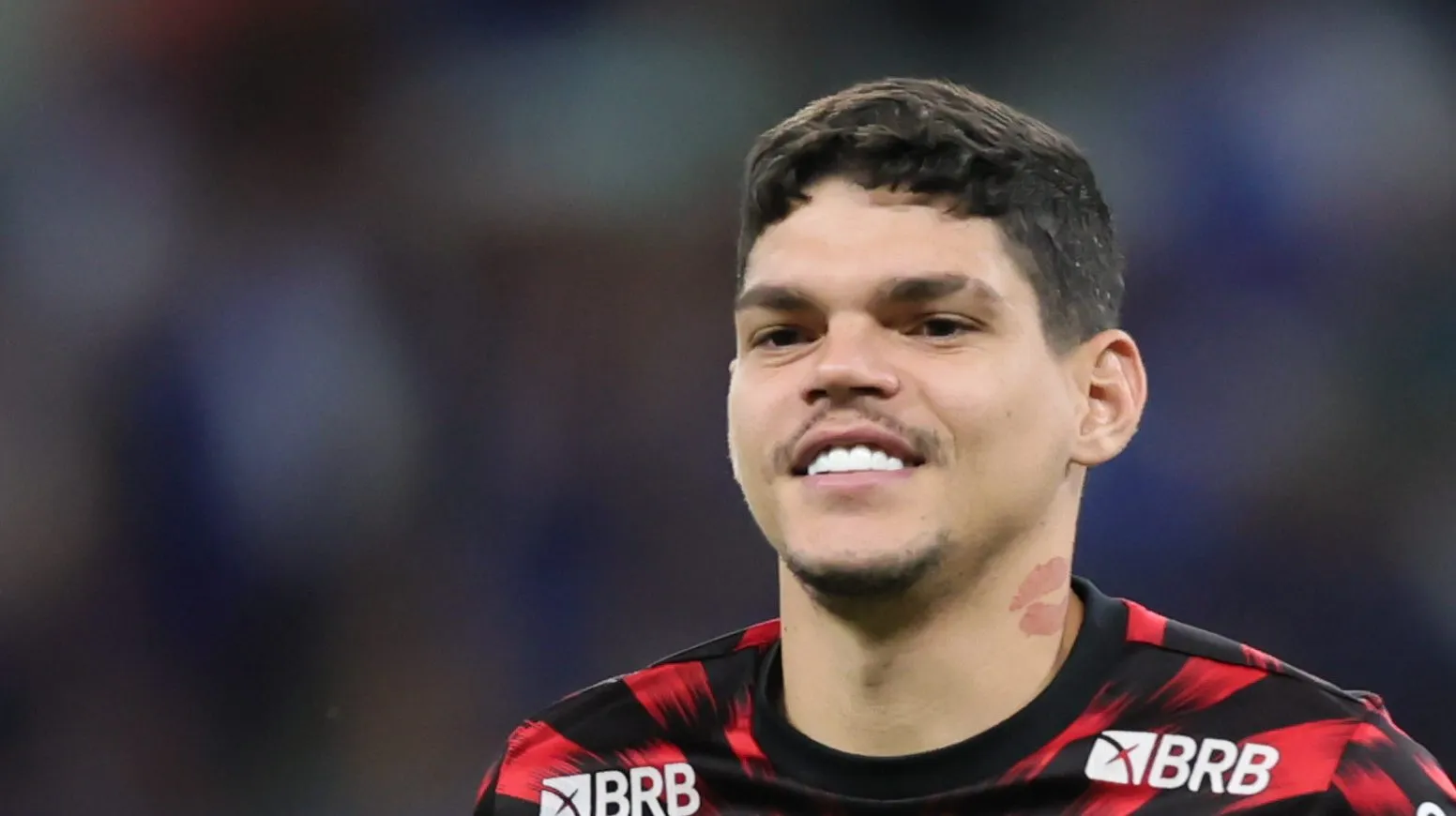 Foto: Gilson Lobo/AGIF – Ayrton Lucas, do Flamengo, está na mira do Peixe.