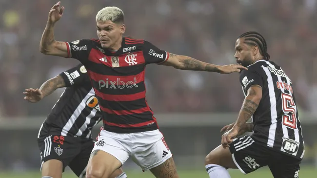 Foto: Andre Mourao/AGIF – Ayrton Lucas em ação com a camisa do Flamengo.