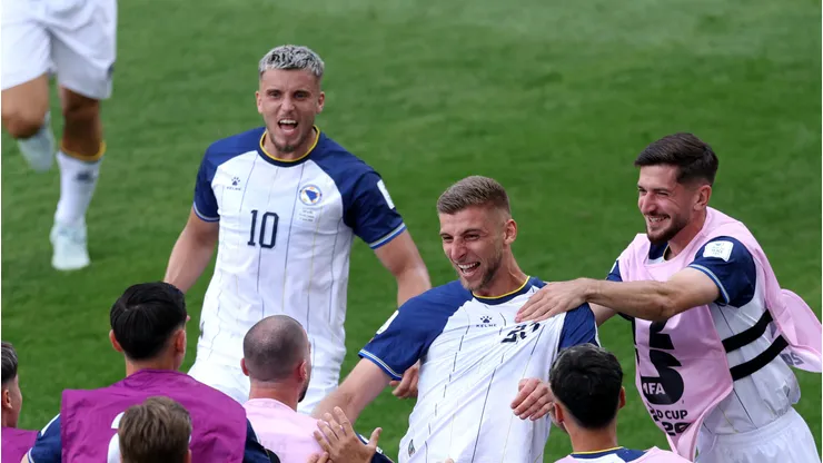Jovo Lukić comemorando com os colegas o seu gol marcado.