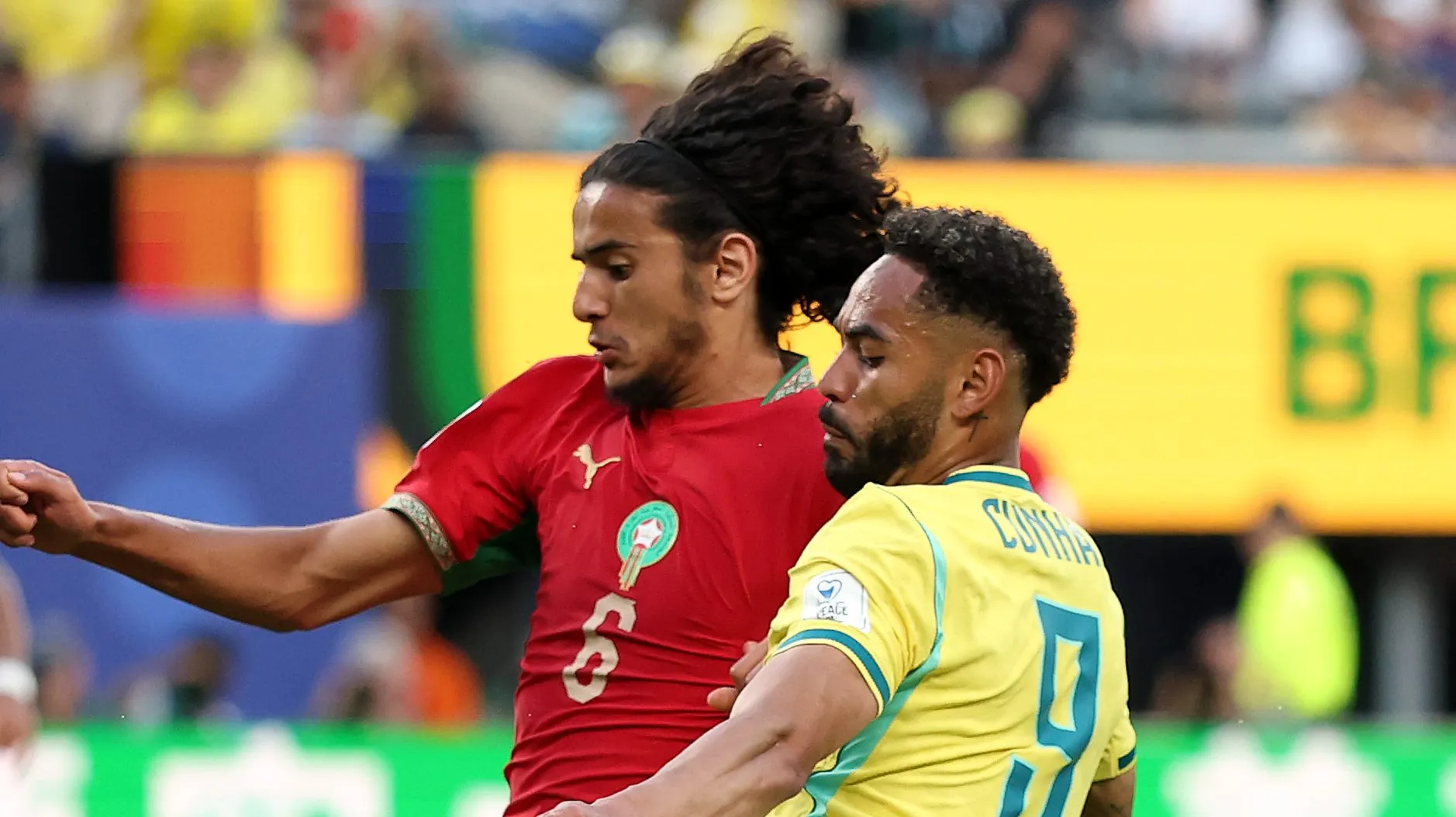 Foto: Darrian Traynor/Getty Images – Camisa 6 marroquino em disputa de bola com Matheus Cunha.
