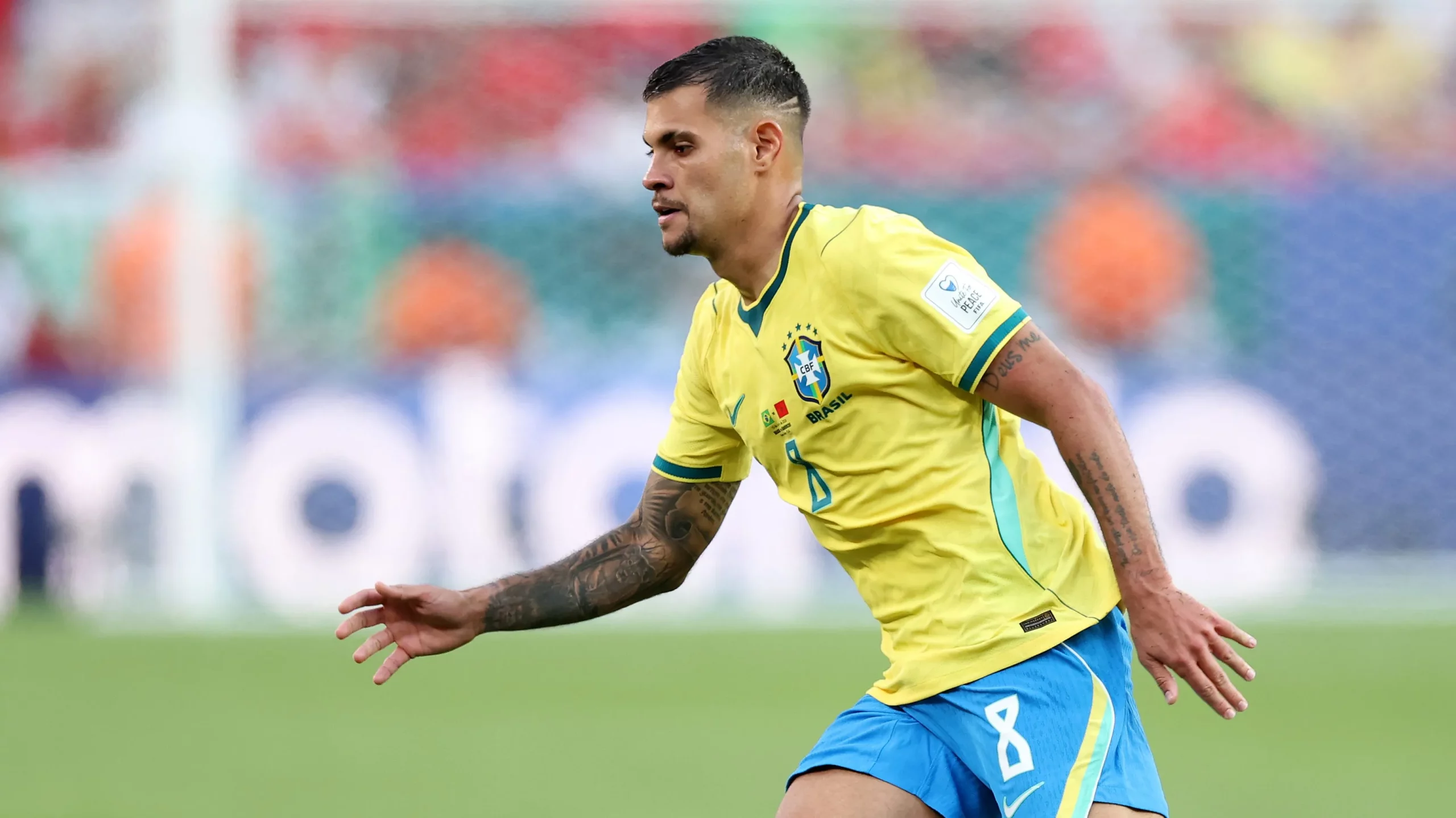 Bruno Guimarães atuando em Brasil x Marrocos. (Photo by Dan Mullan/Getty Images)