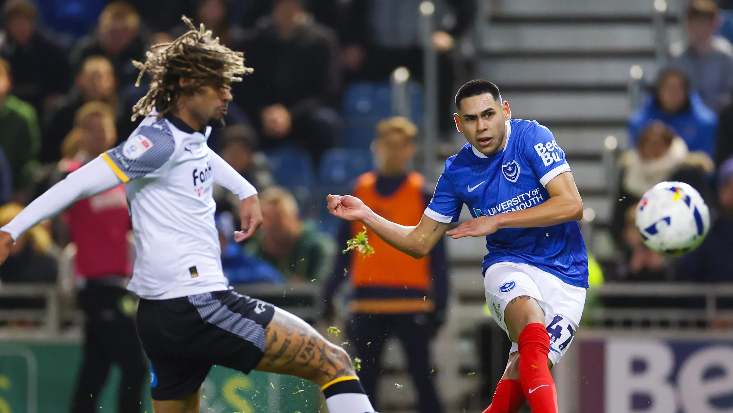 Foto: Warren Little/Getty Images – Gustavo Caballero durante partida do Portsmouth na segunda divisão inglesa.