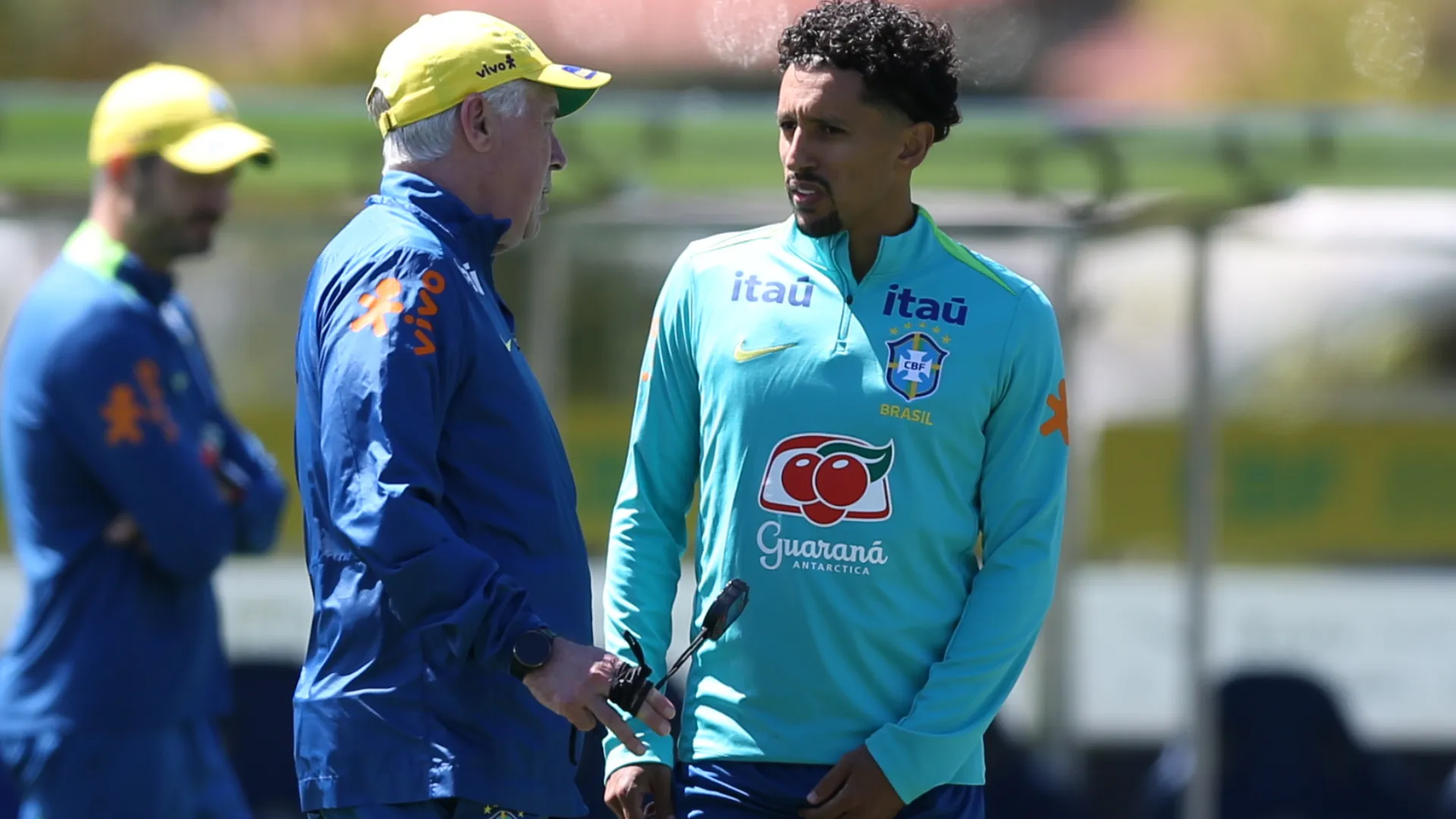 Ancelotti ao lado de Marquinhos em treinamento do Brasil – Foto: Marlon Costa/AGIF