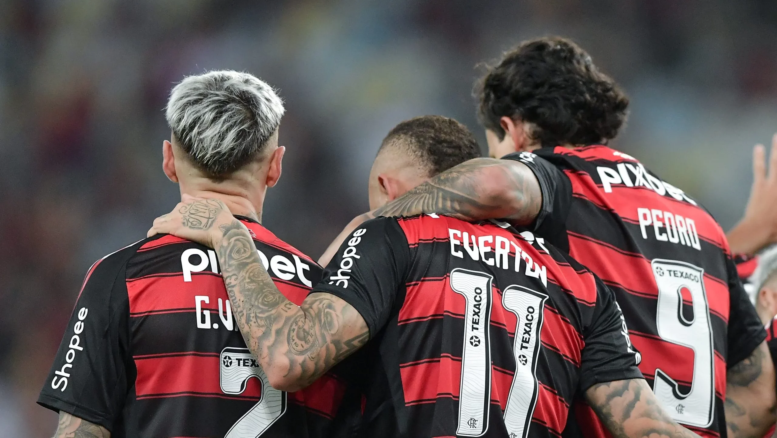 Foto: Thiago Ribeiro/AGIF – Cebolinha comemorando gol pelo Flamengo ao lado de Pedro e Varela.