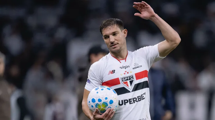 Cedric, jogador do São Paulo, durante partida contra o Corinthians no estadio Arena Corinthians pelo campeonato Brasileiro A 2026. Foto: Ettore Chiereguini/AGIF