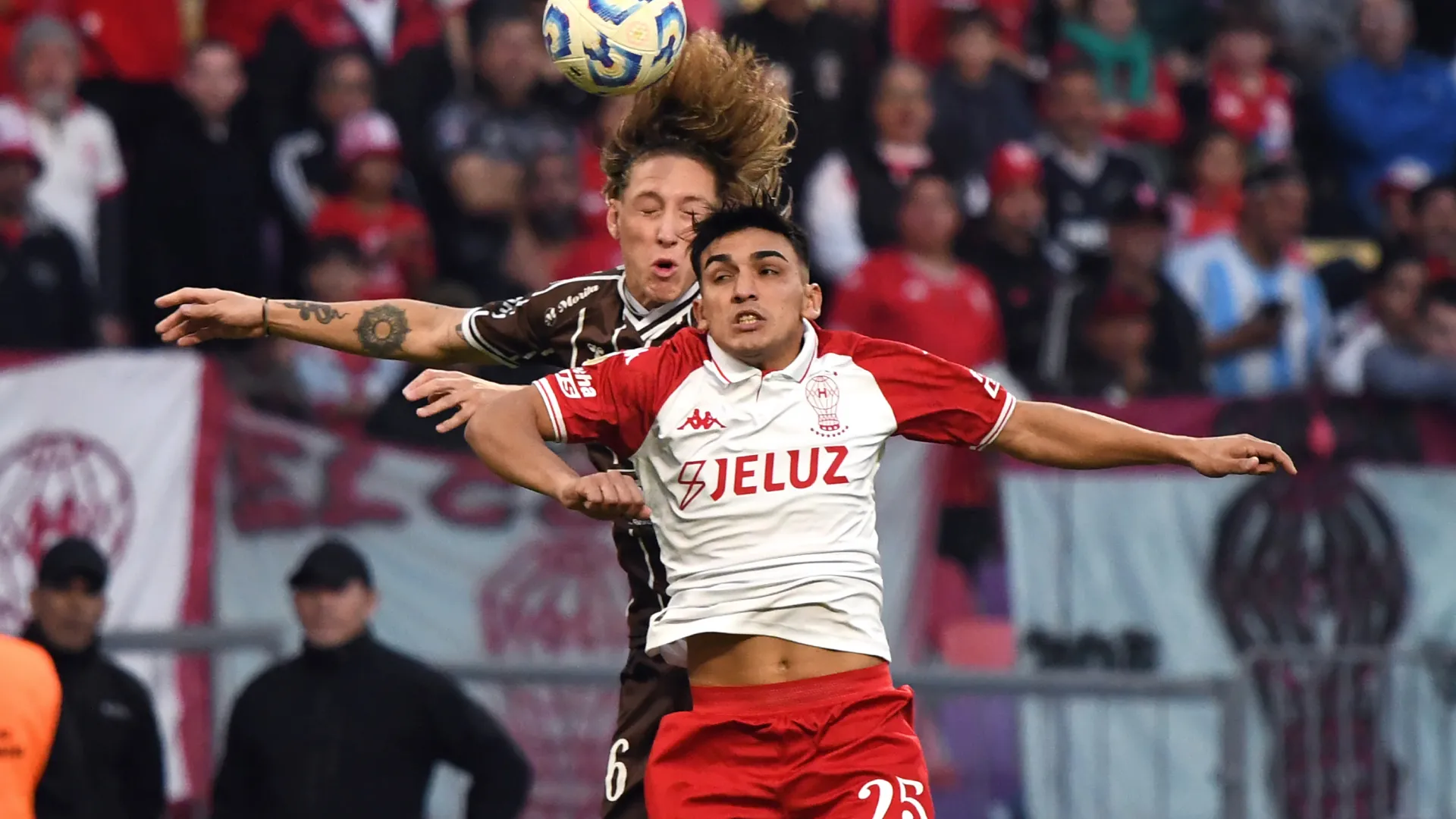 César Ibáñez em ação pelo Huracán – Foto: Joaquín Camiletti/Getty Images