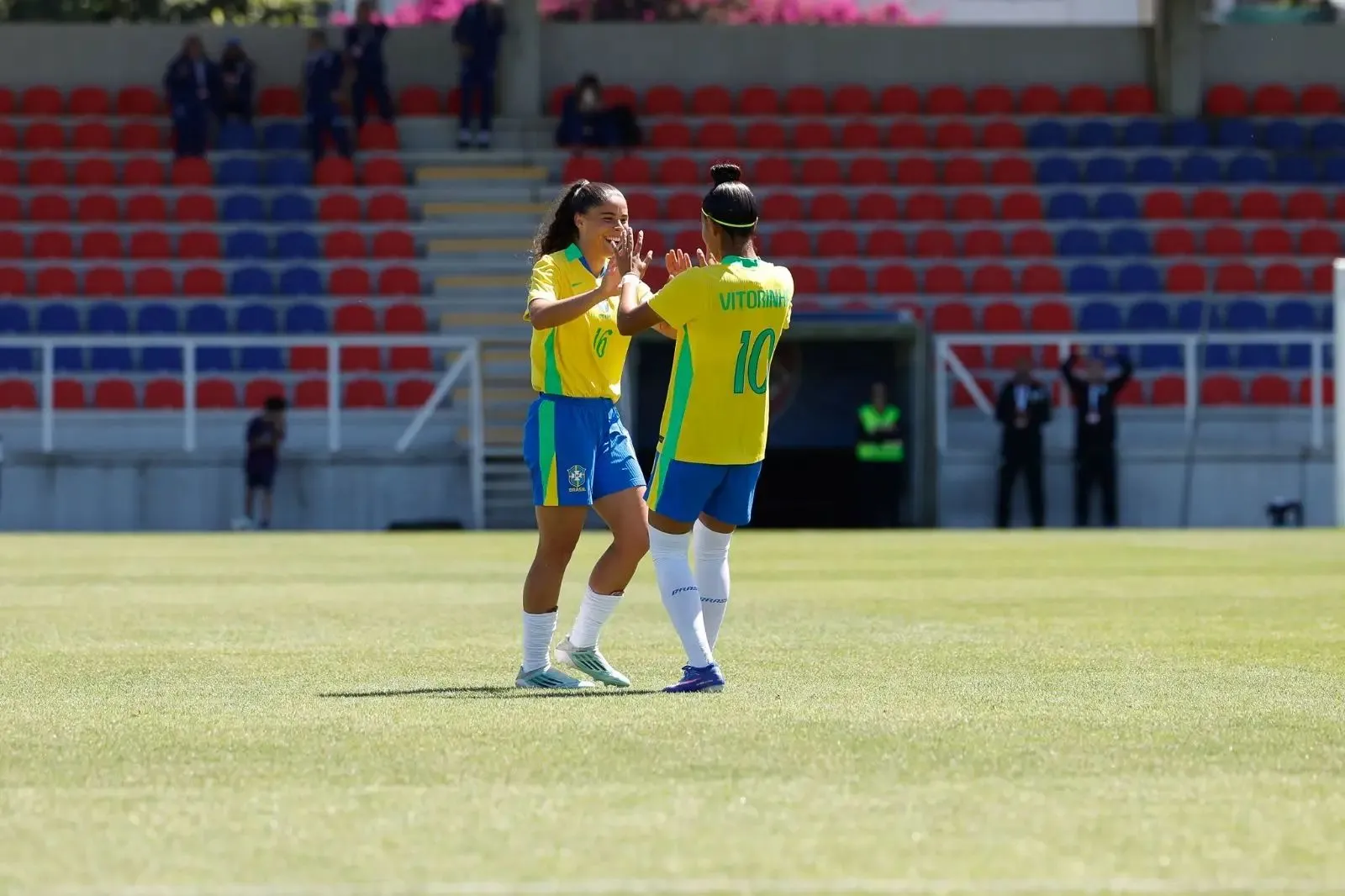 Clarinha celebra gols em último amistoso. Foto: Luciana Vermell/CBF