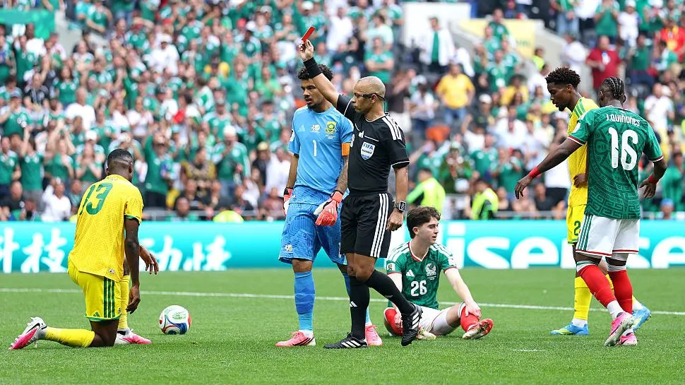 Wilton Pereira Sampaio em México x África do Sul. Foto: Carl Recine/Getty Images