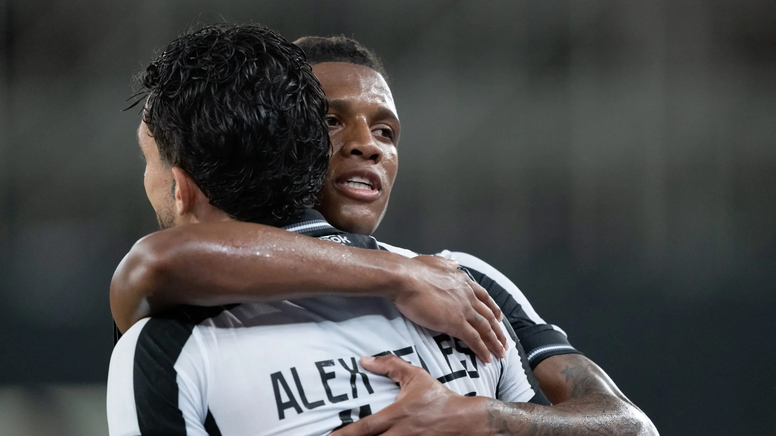 Foto: Jorge Rodrigues/AGIF – Danilo comemorando gol ao lado de Alex Telles.