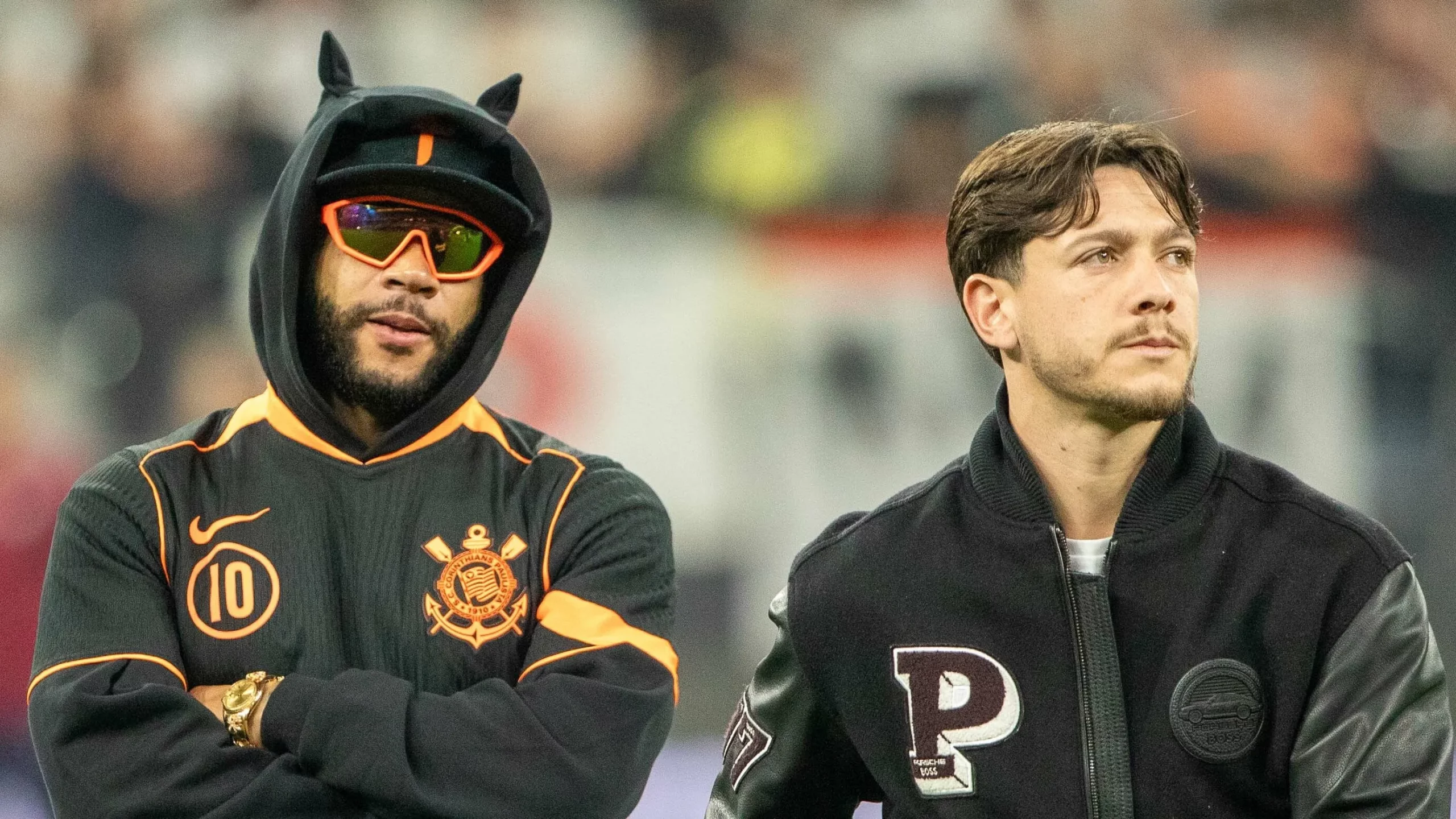 Foto: Joisel Amaral/AGIF – Depay ao lado de Garro antes de jogo do Corinthians na Neo Química Arena.