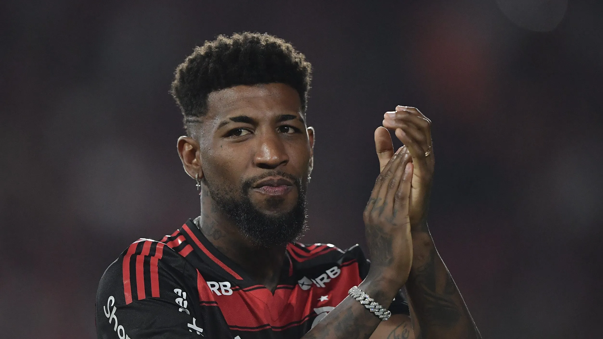 RJ – RIO DE JANEIRO – 27/07/2025 – BRASILEIRO A 2025, FLAMENGO X ATLETICO-MG – Emerson Royal jogador do Flamengo antes da partida contra o Atletico-MG no estadio Maracana pelo campeonato Brasileiro A 2025. Foto: Thiago Ribeiro/AGIF